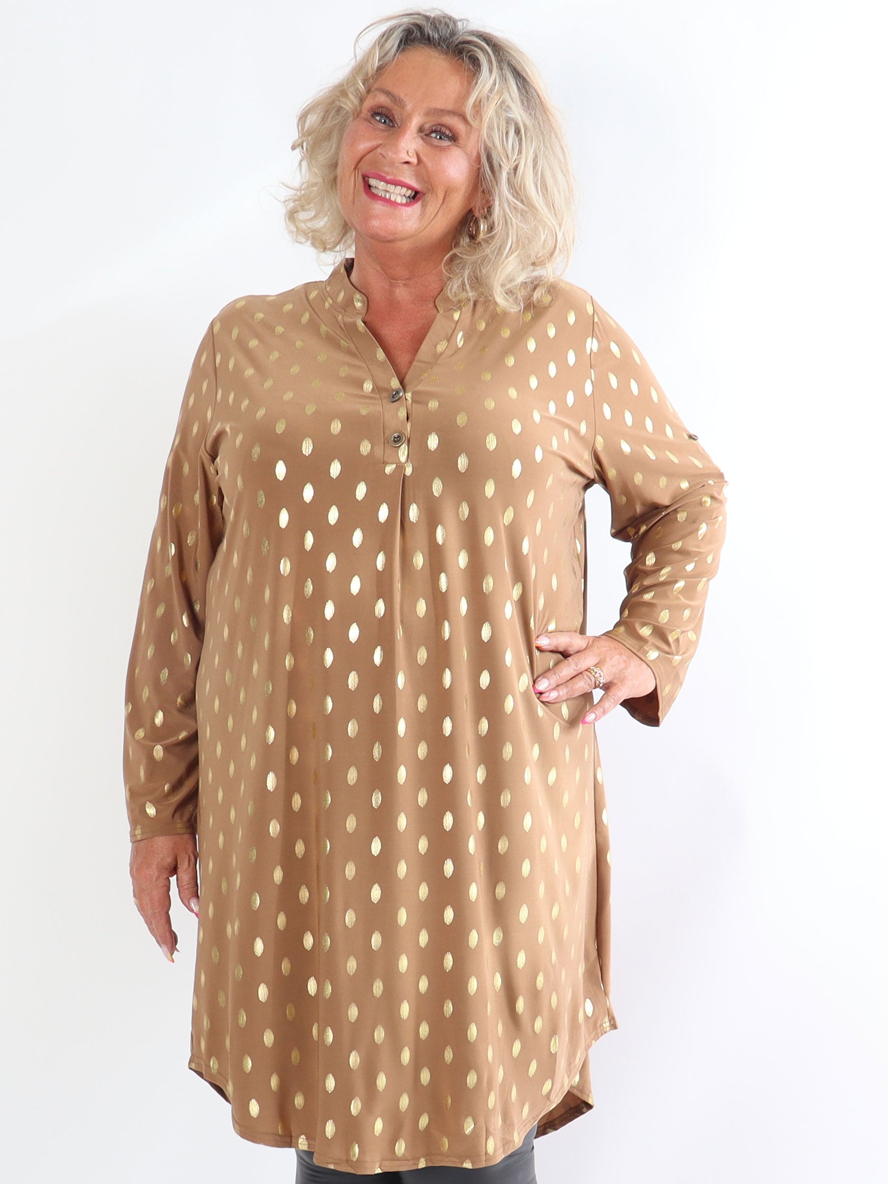 Ebba Gold Long - Elastisk plus size-klänning med guldprickar