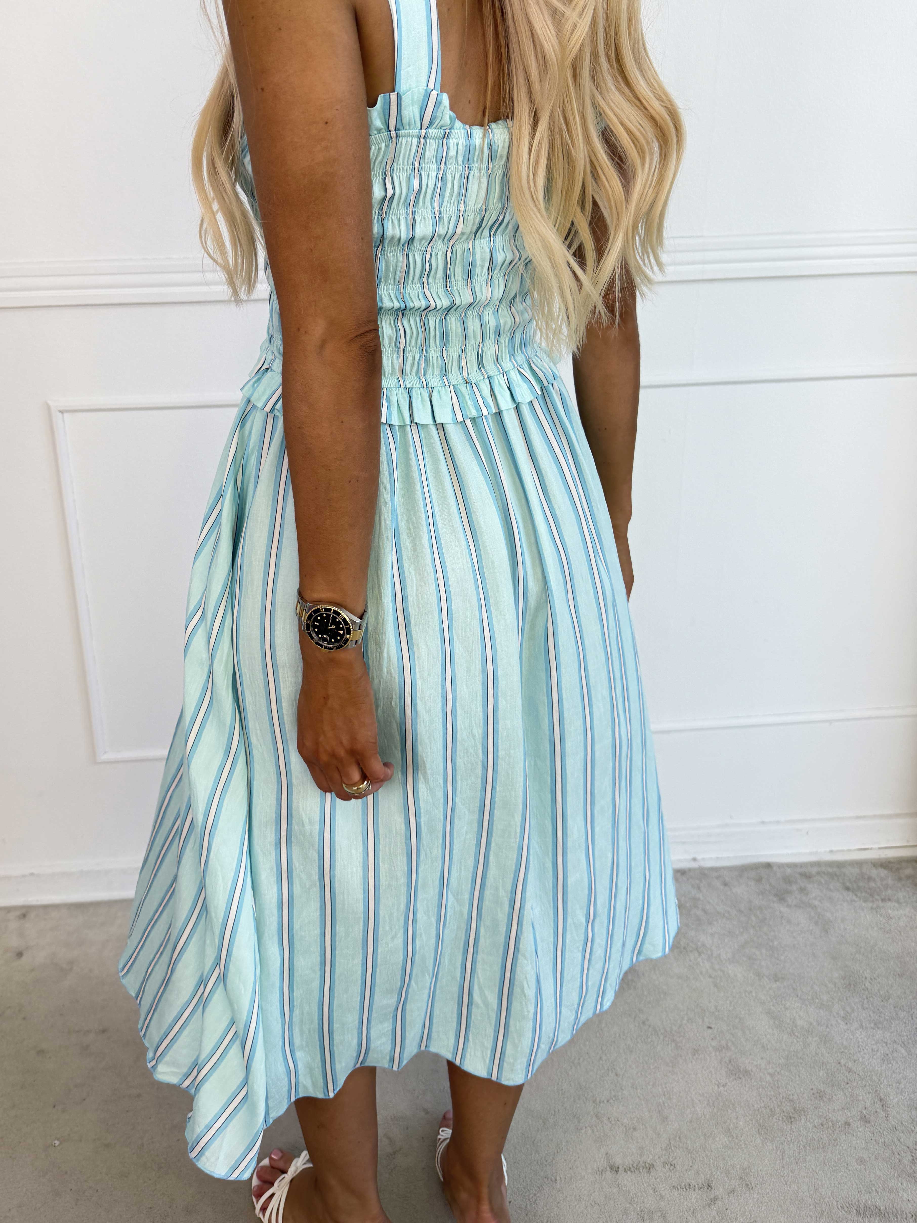 Marisol Stripe - Söt randig sommarklänning i viskos med smock över bröstet