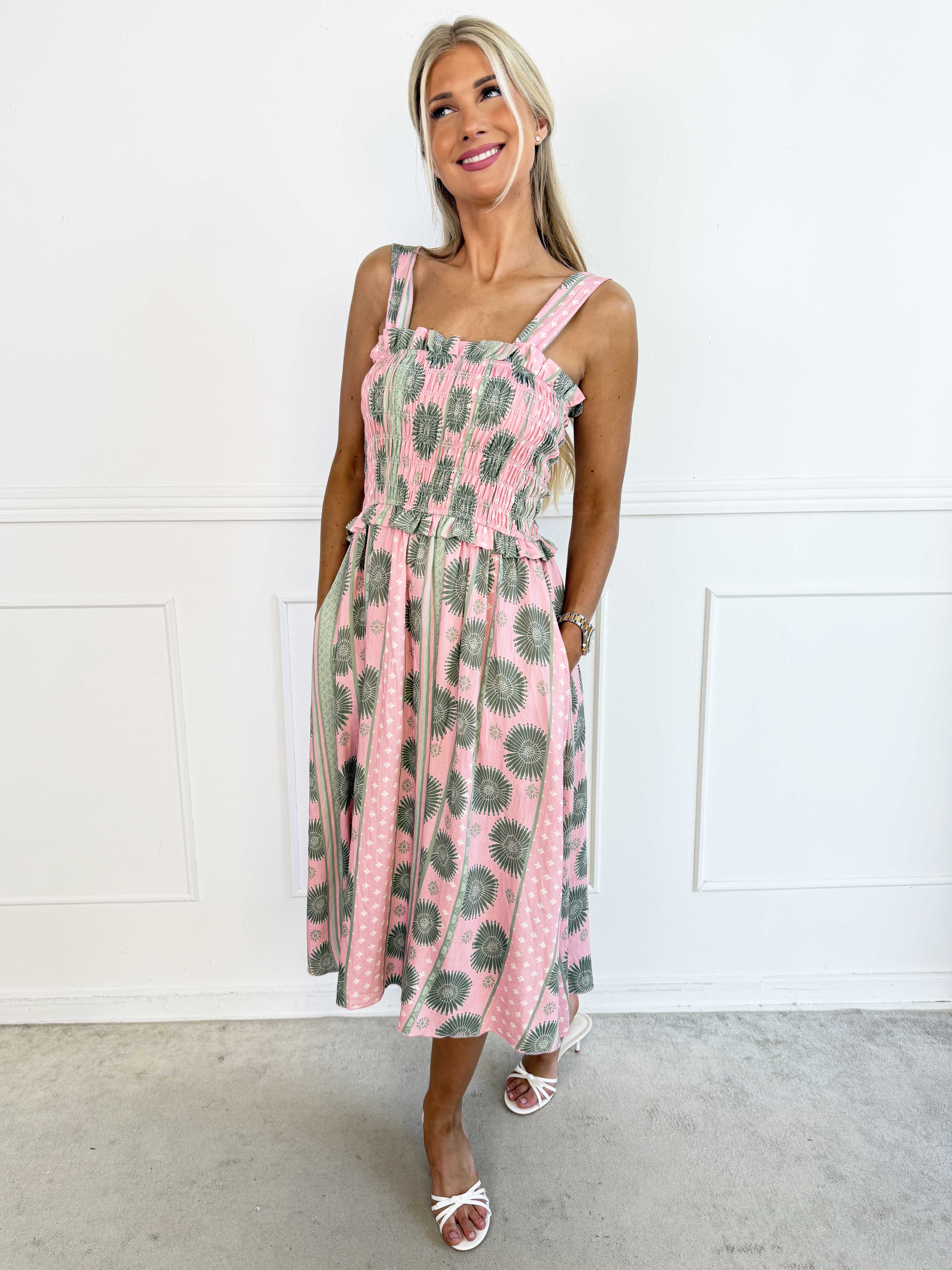 Marisol Sunburst - Söt blommig sommarklänning i viskos med smock över bröstet