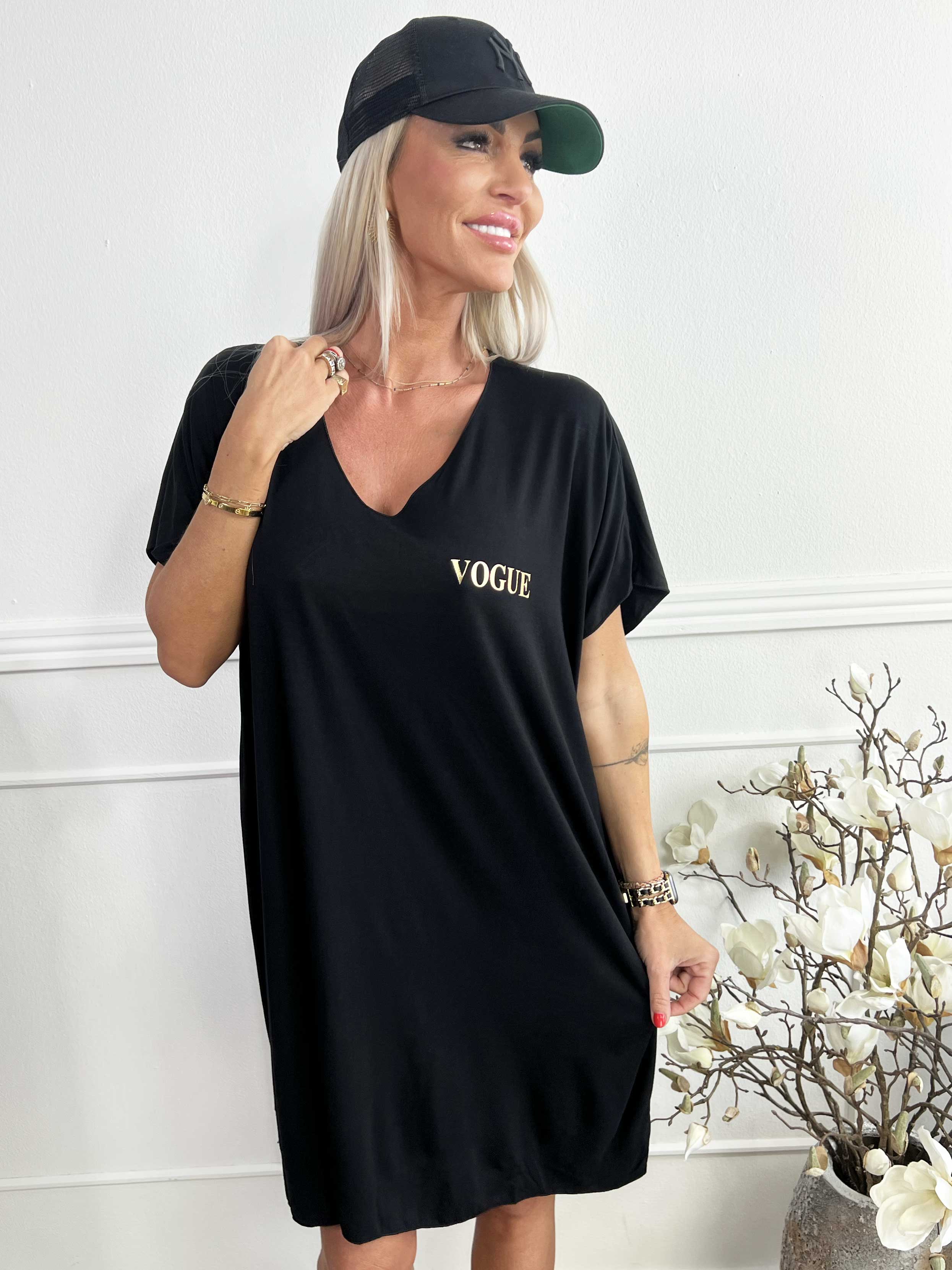 Ellen - Oversized t-shirtklänning i viskos med guldbokstäver
