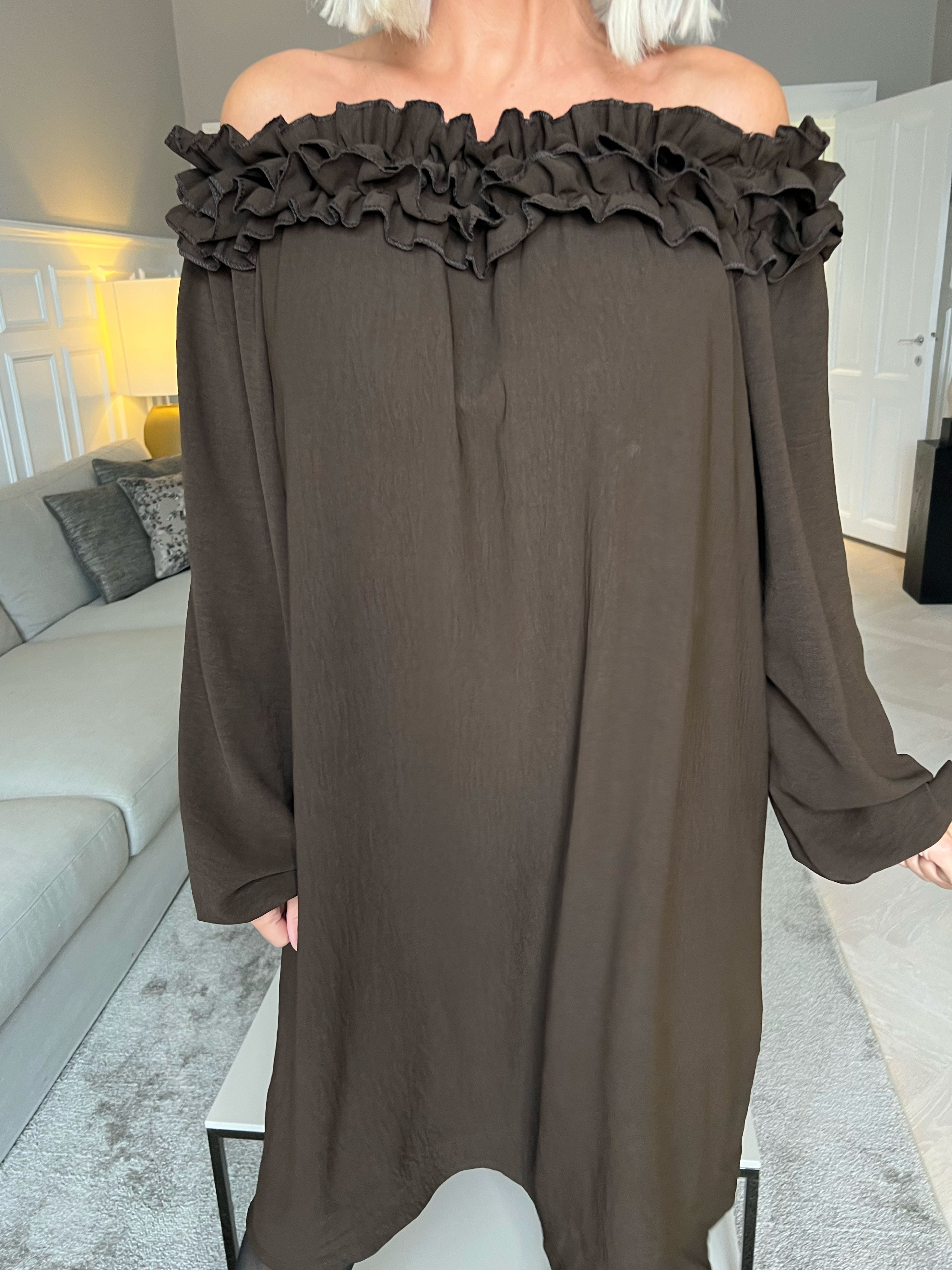 Chili Dress - Klänning med långa ärmar och volanger