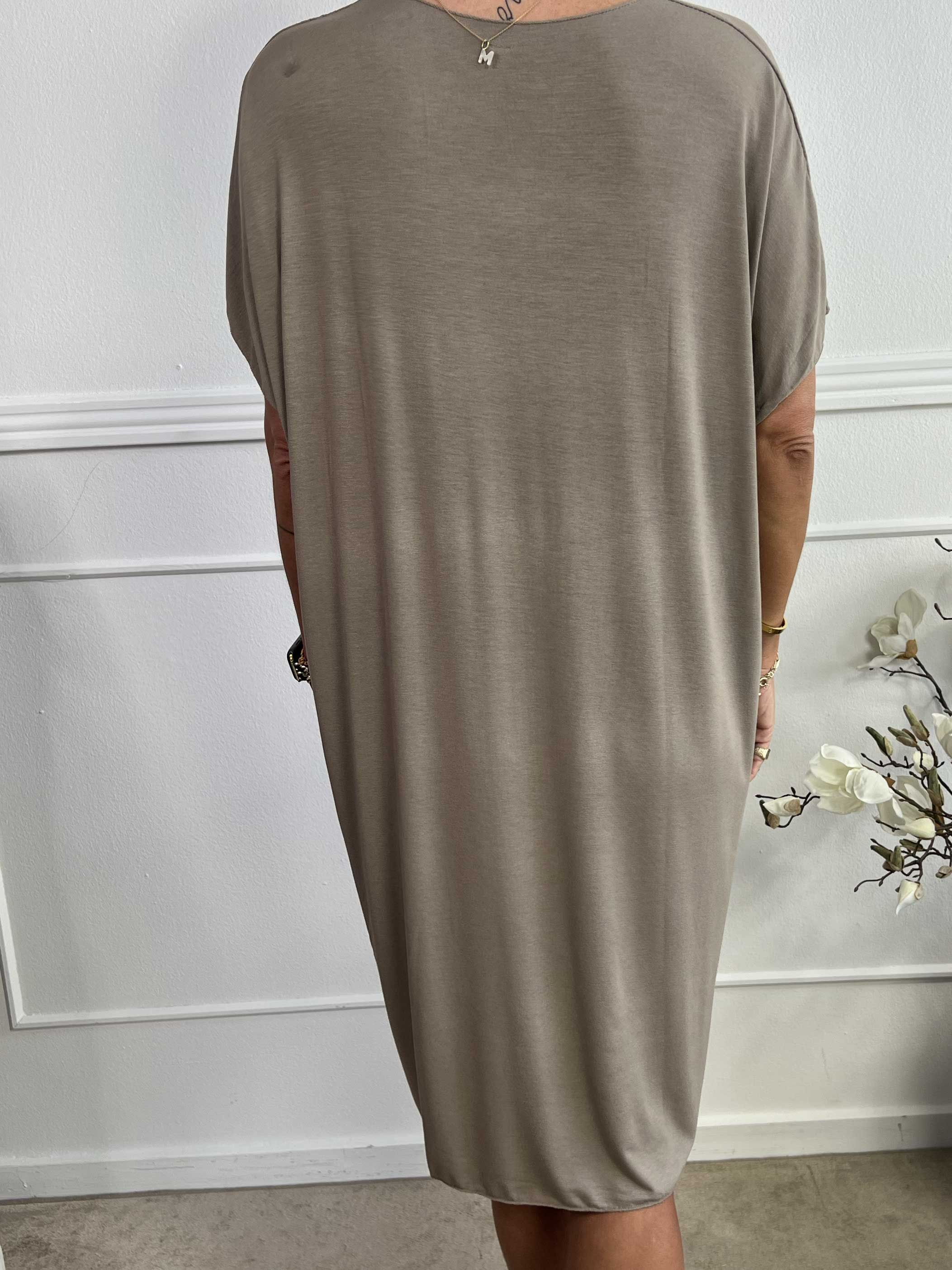 Ellen - Oversized t-shirtklänning i viskos med guldbokstäver