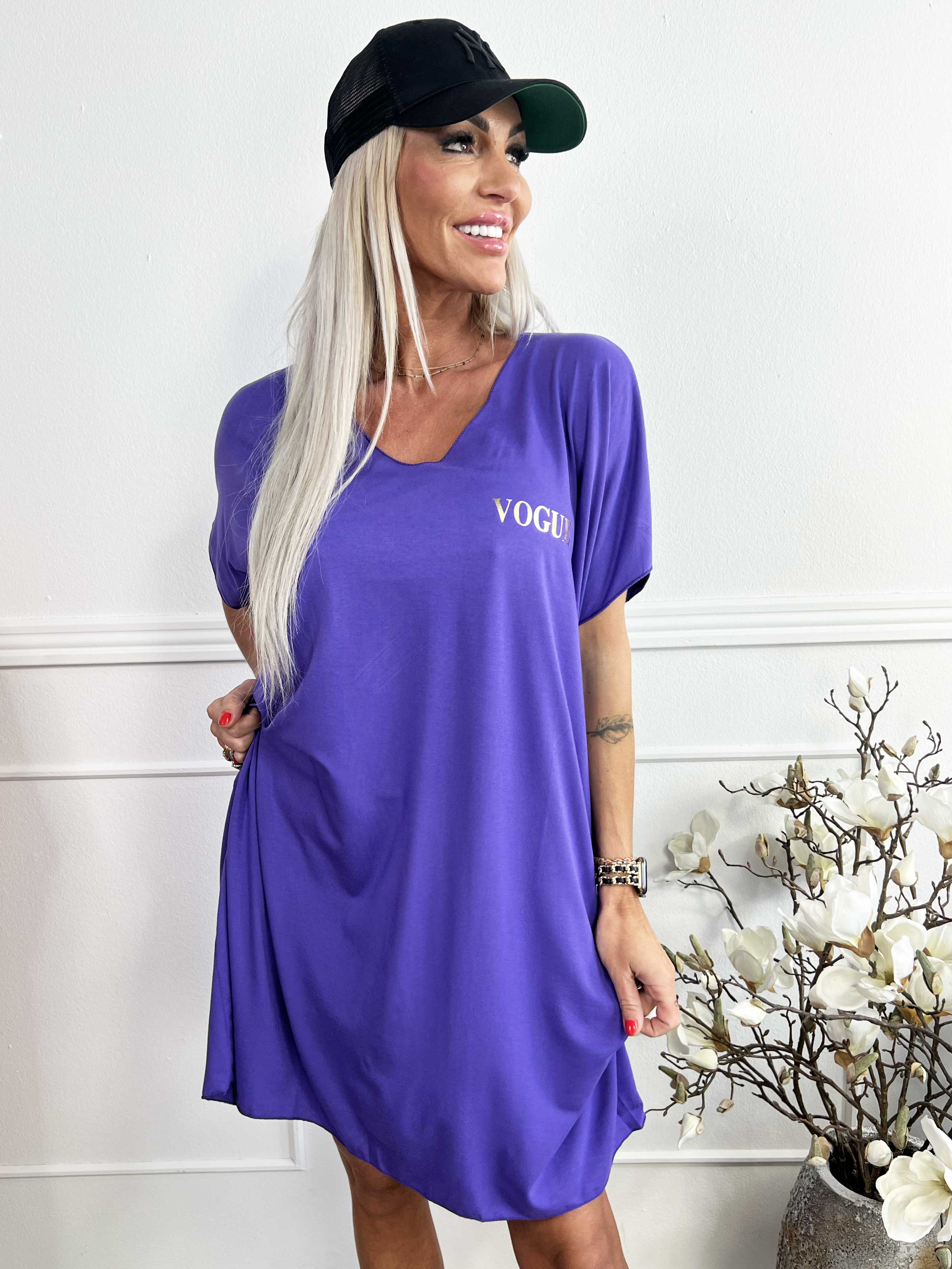 Ellen - Oversized t-shirtklänning i viskos med guldbokstäver