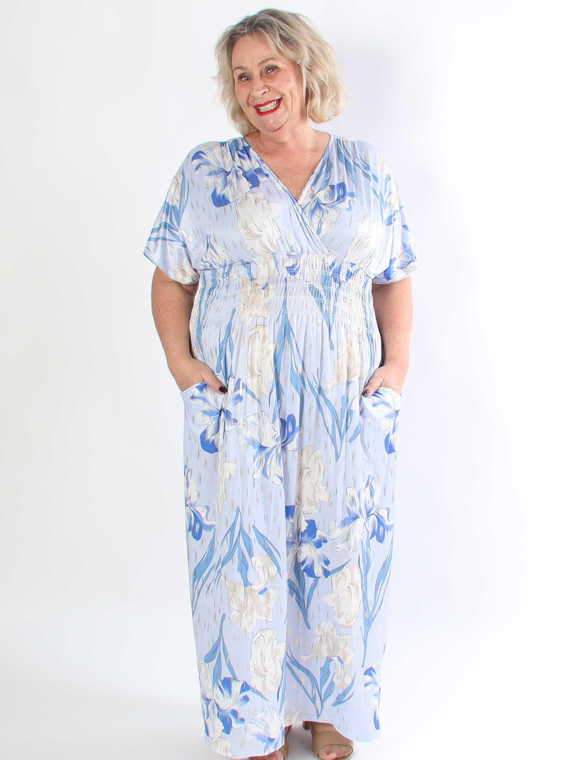 Pams Kvitka - Lång blommig plus size klänning med gulddetaljer och fickor