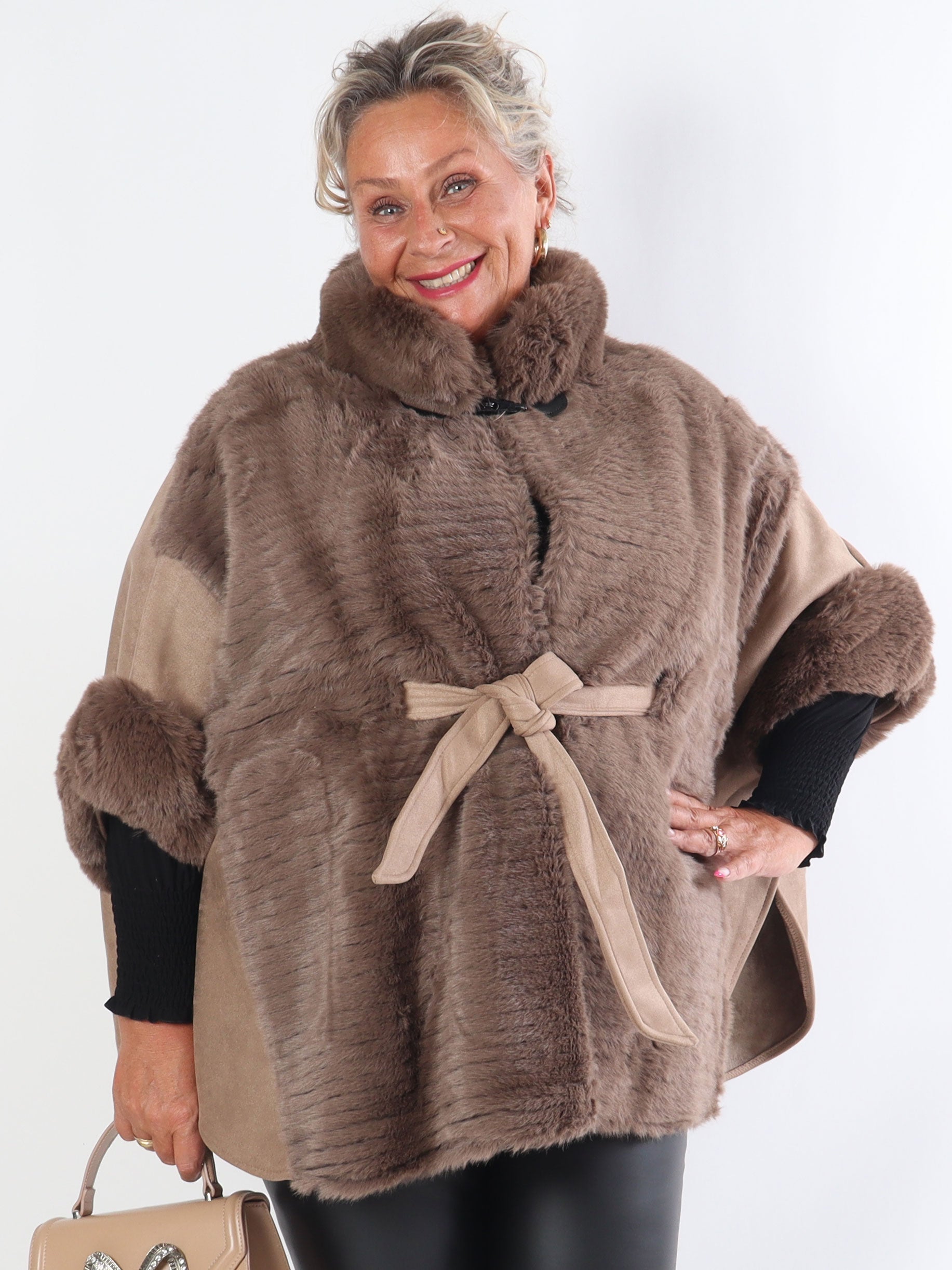 Cloud - Poncho i plusstorlek med fuskpäls
