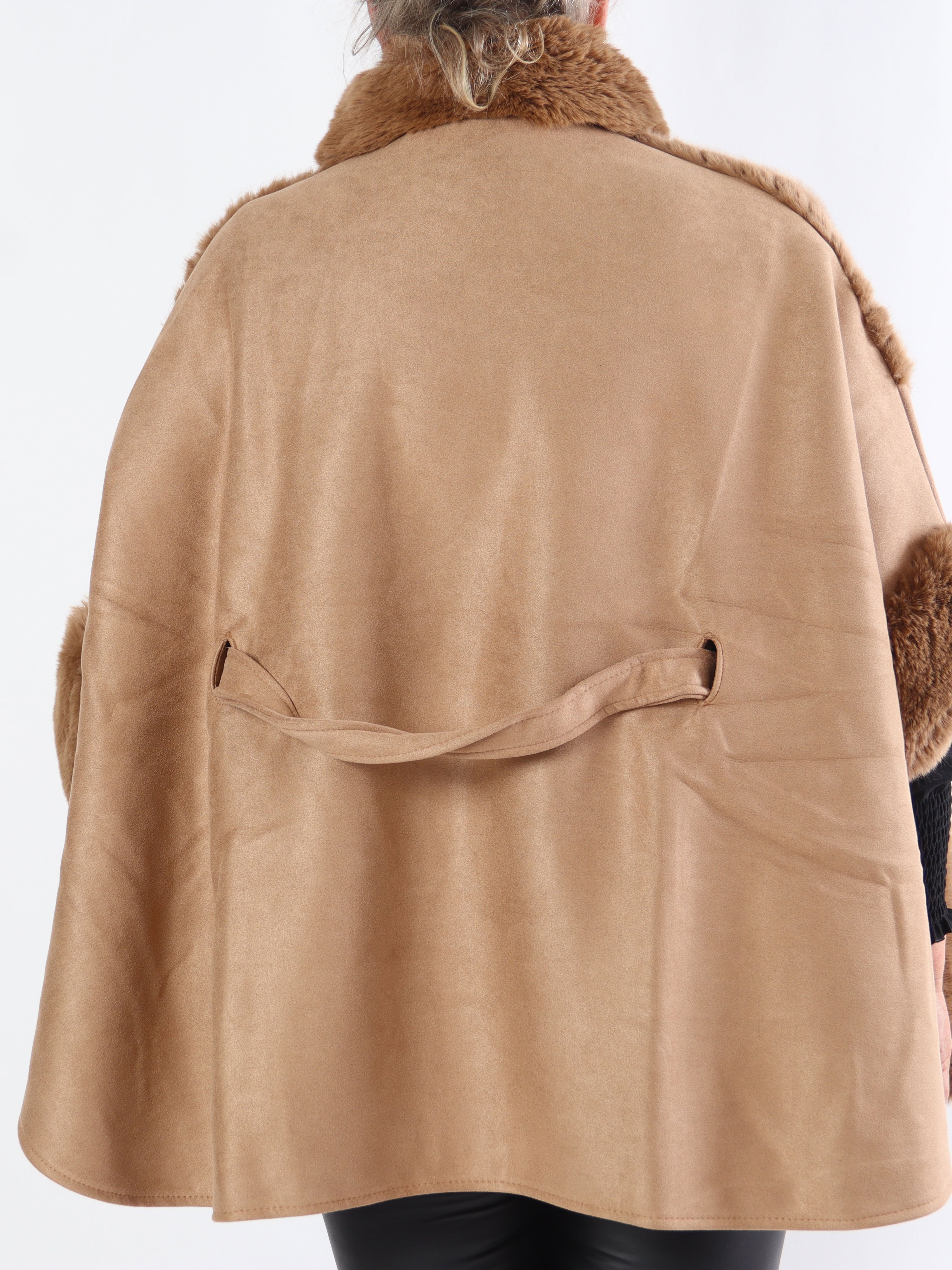 Cloud - Poncho i plusstorlek med fuskpäls