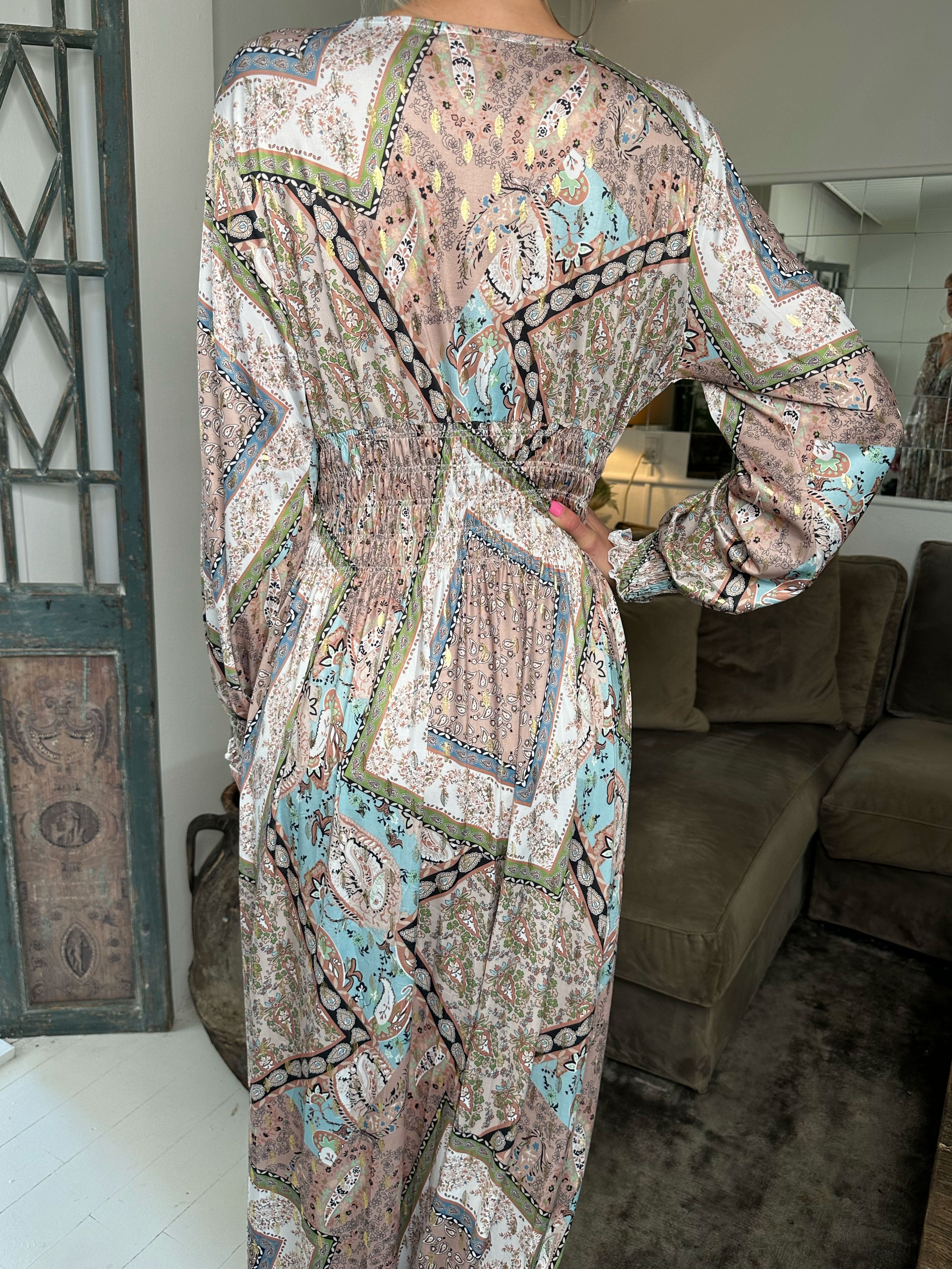 Pams Paisley L/S - Lång elastisk klänning i skrynkelfritt tyg med långa ärmar