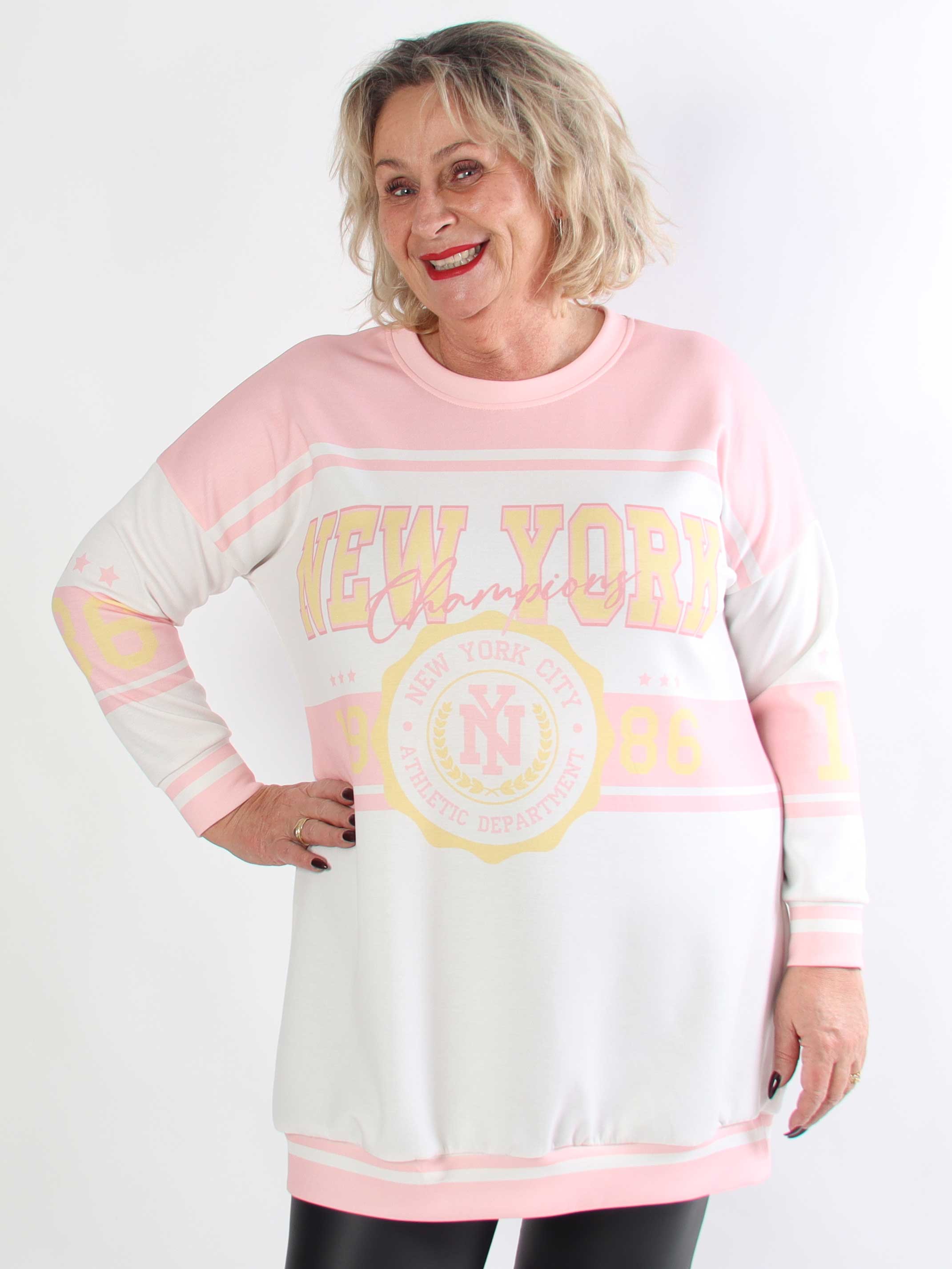 Rosaria - Plus size joggingklänning med New York-motiv på bröstet