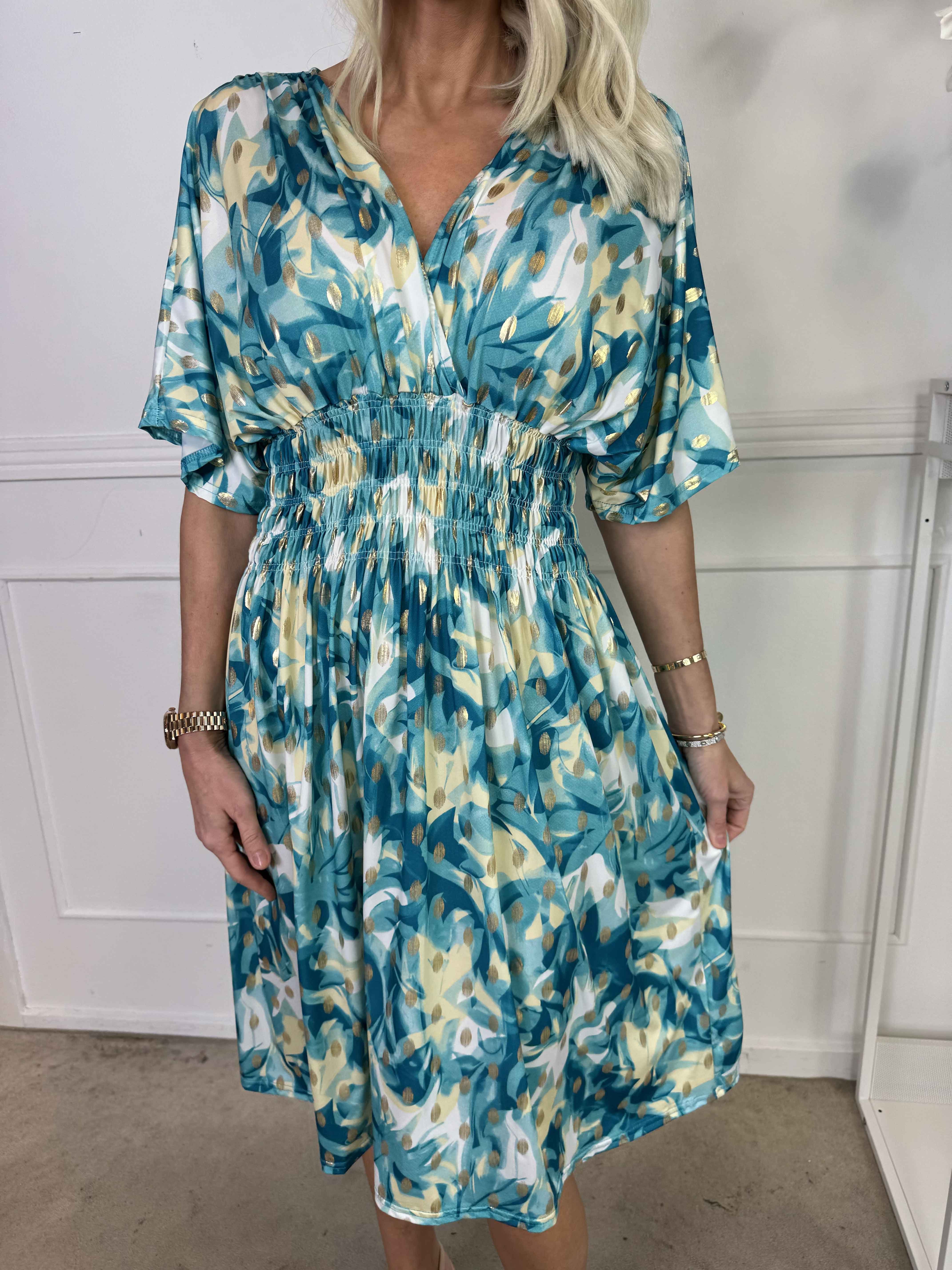 Pams Vacay Short - Mönstrad elastisk klänning med smock i midjan