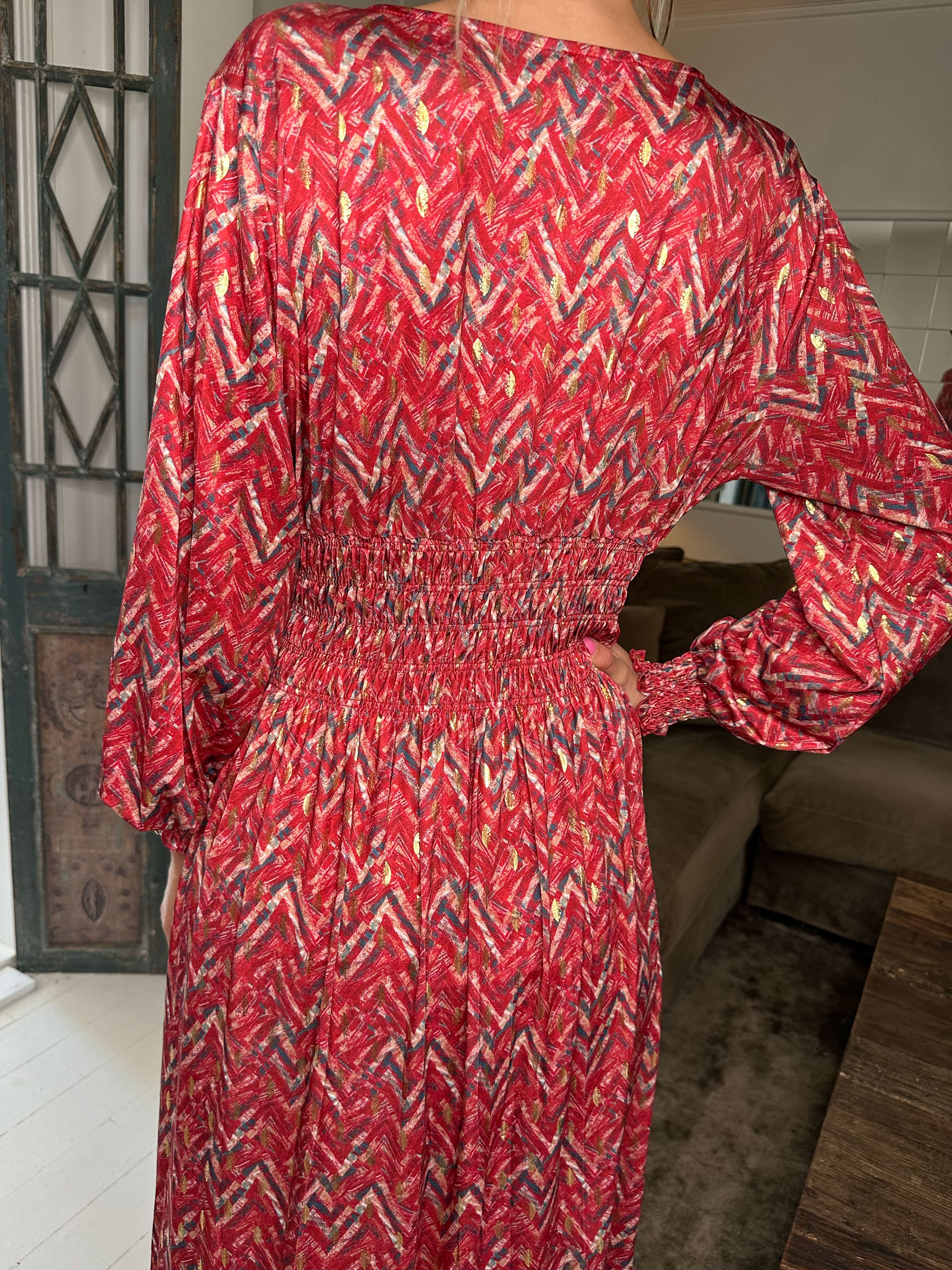 Pams ZigZag L/S - Lång elastisk klänning i skrynkelfritt tyg med långa ärmar