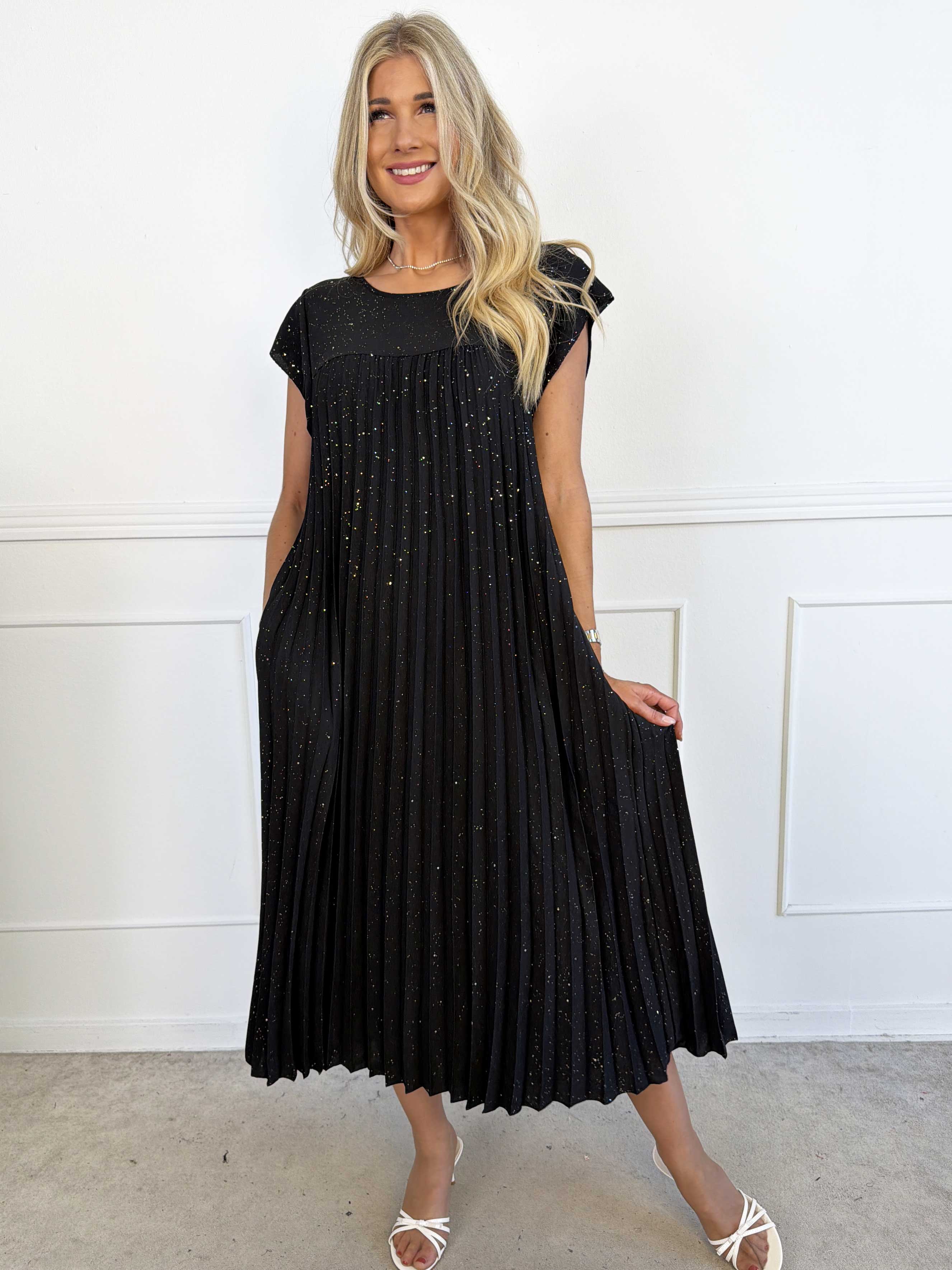 Nancy Glitter - Lång plus size klänning med veck och fickor