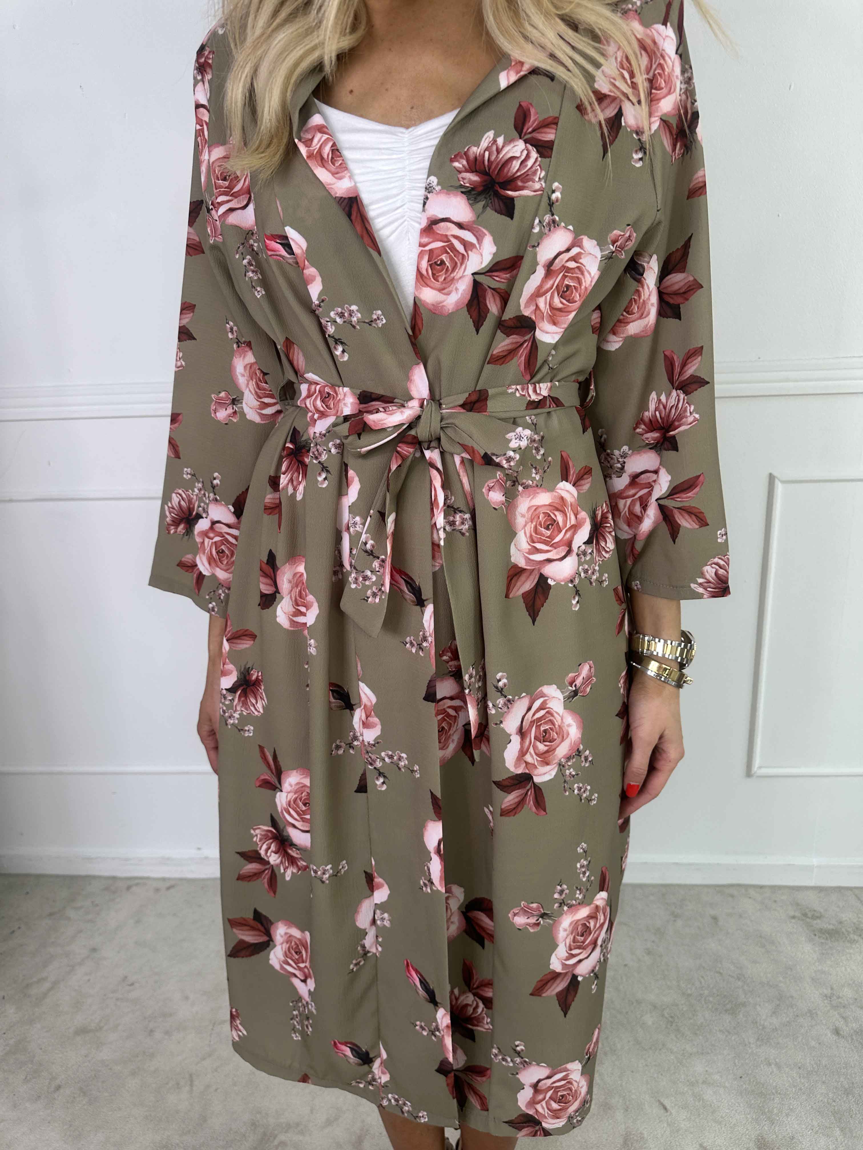 Agate - Söt kimono med rosor