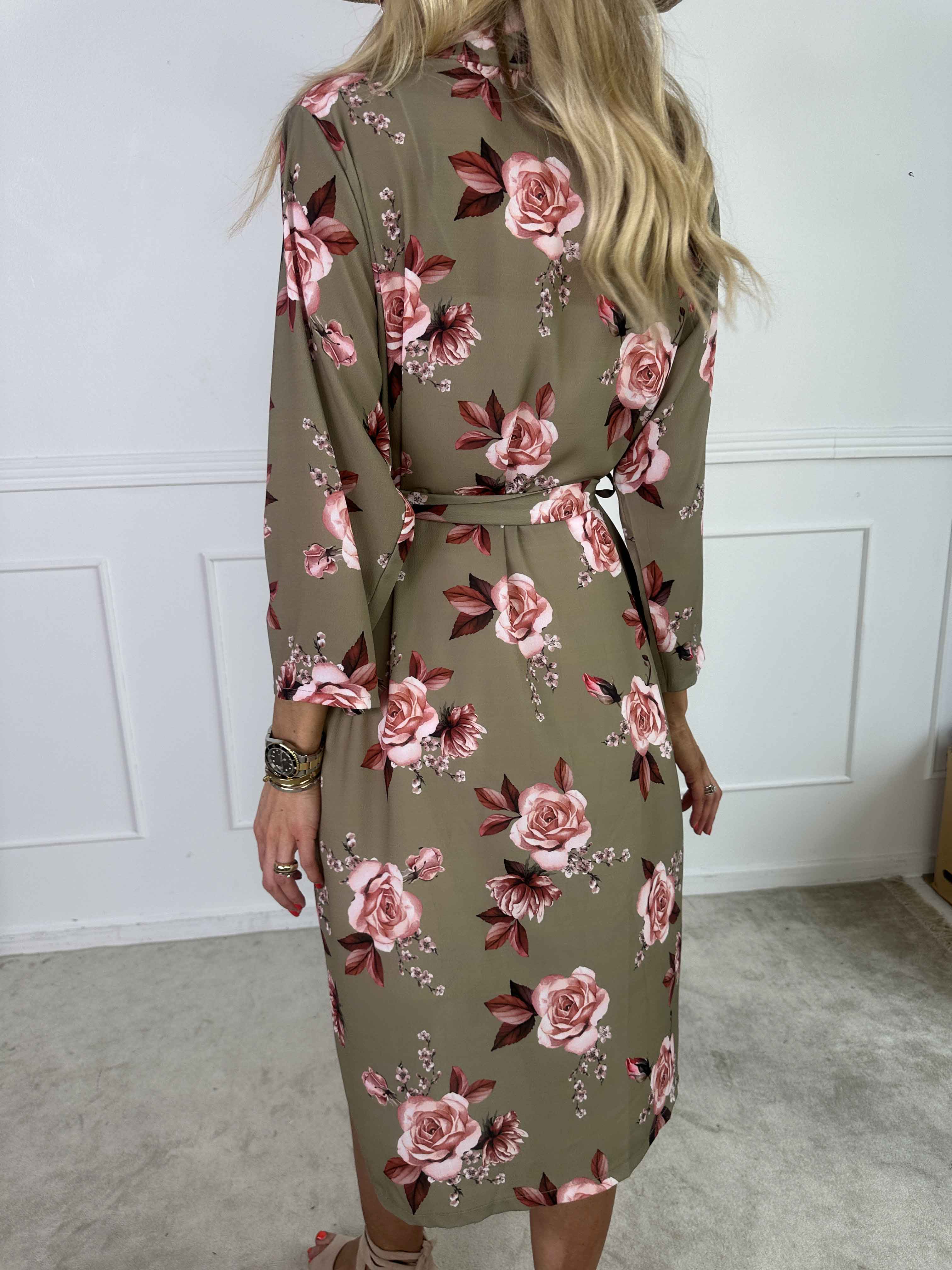 Agate - Söt kimono med rosor