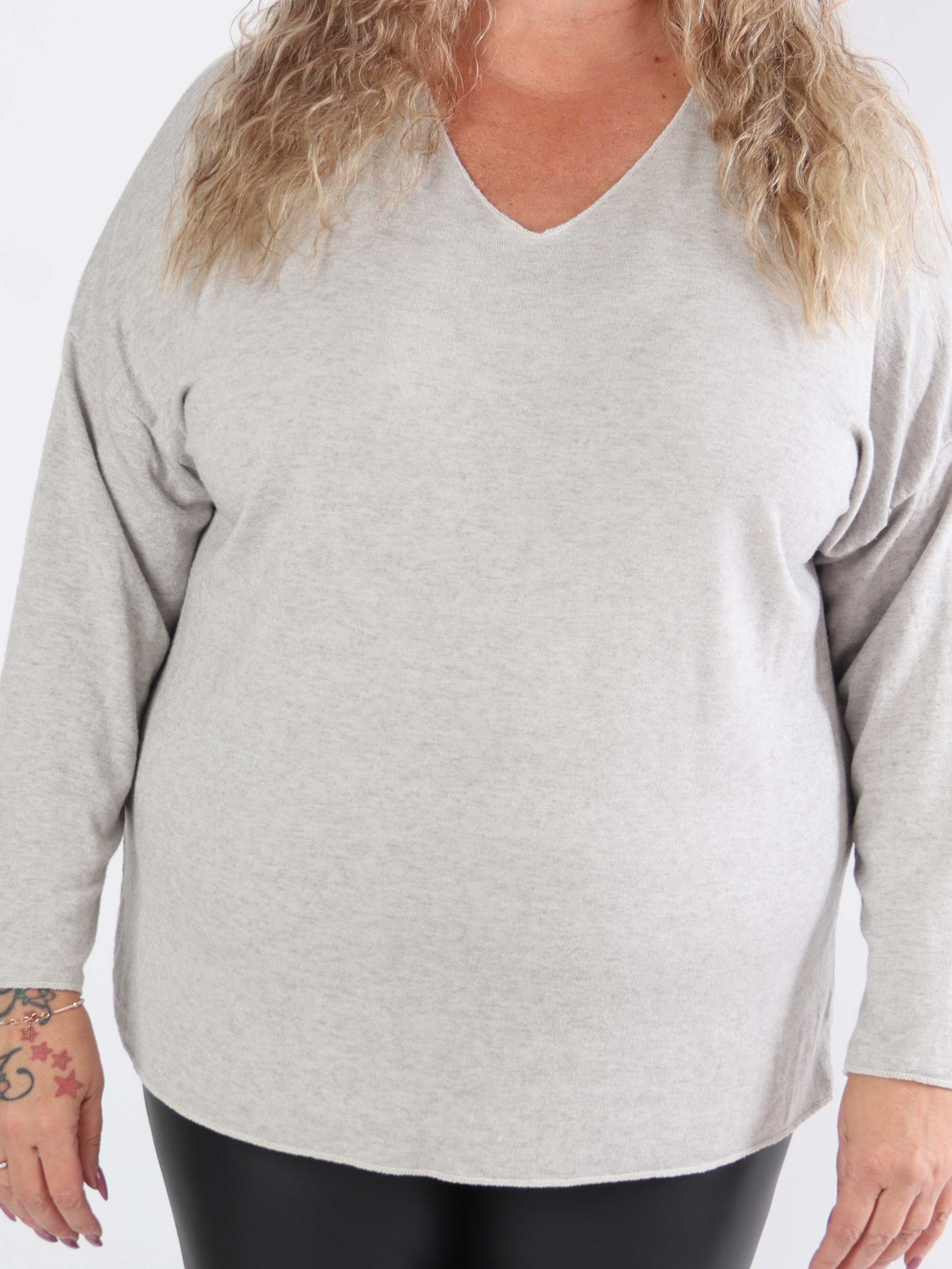 Djamila - Mjuk viskosblus i plus size med v-ringning