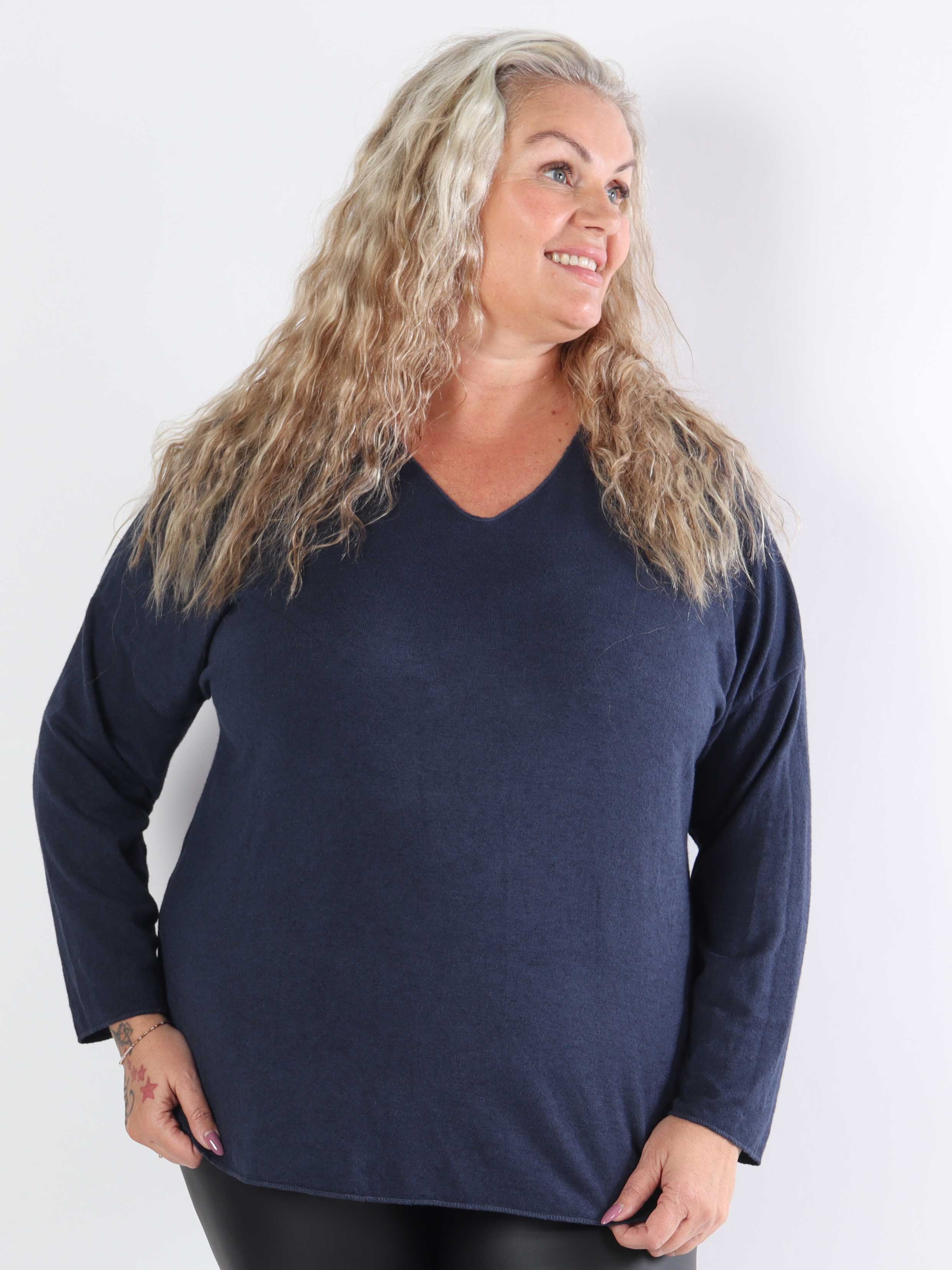 Djamila - Mjuk viskosblus i plus size med v-ringning