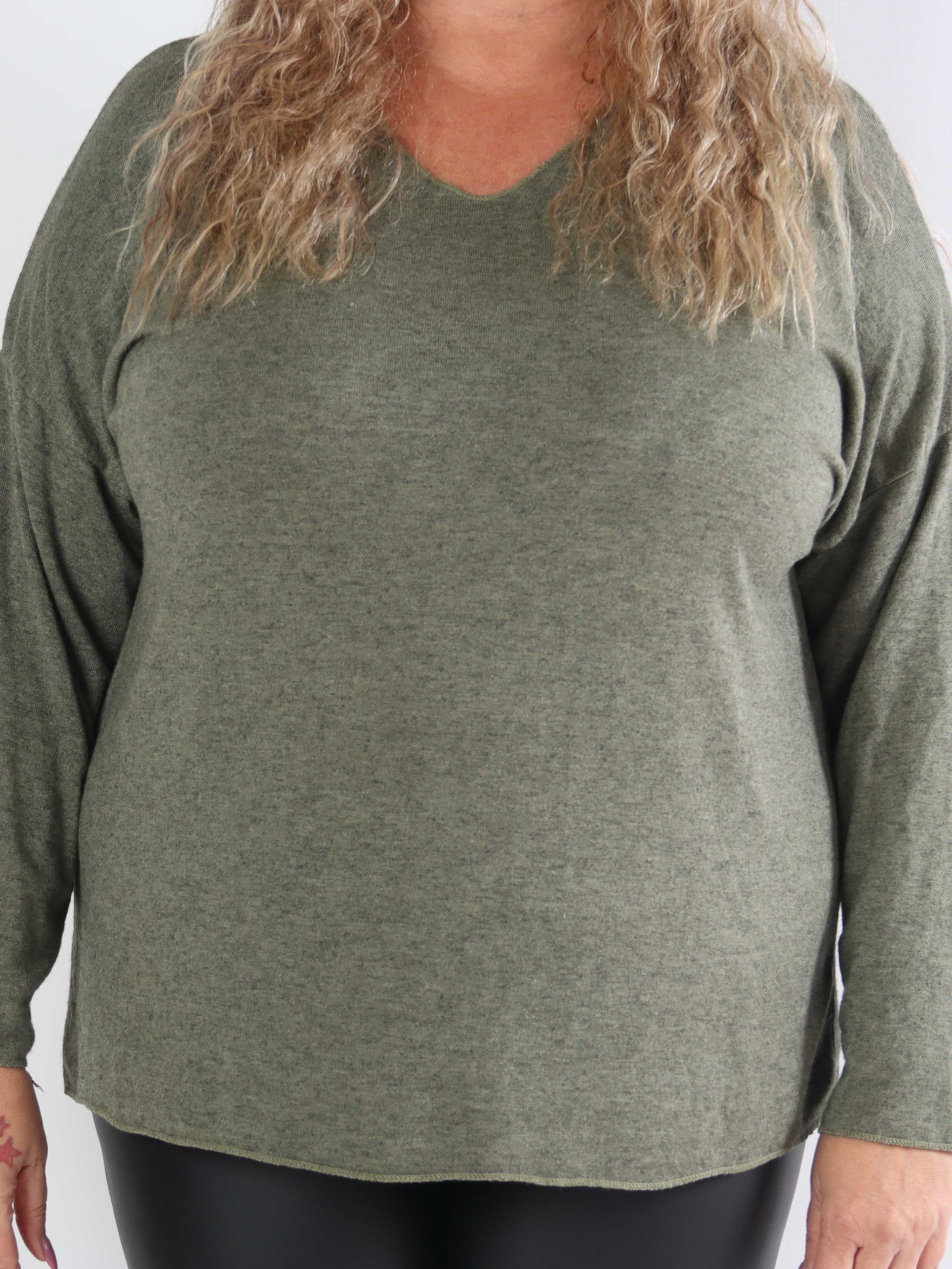 Djamila - Mjuk viskosblus i plus size med v-ringning
