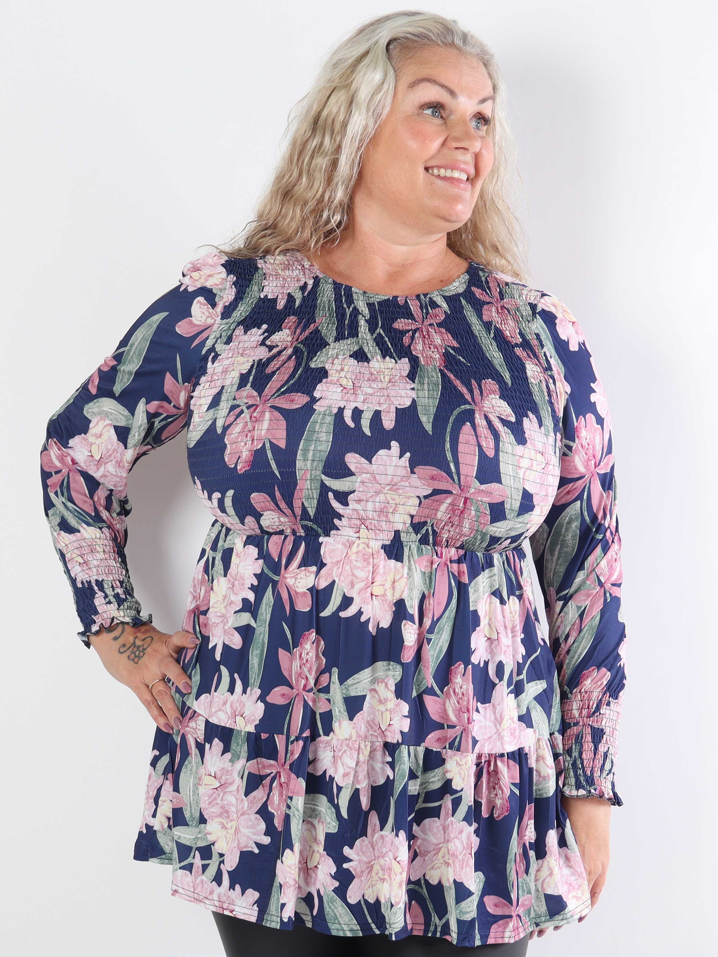 Kelly Flower Shirt - Elastisk plus size-blus med smock över bröstet