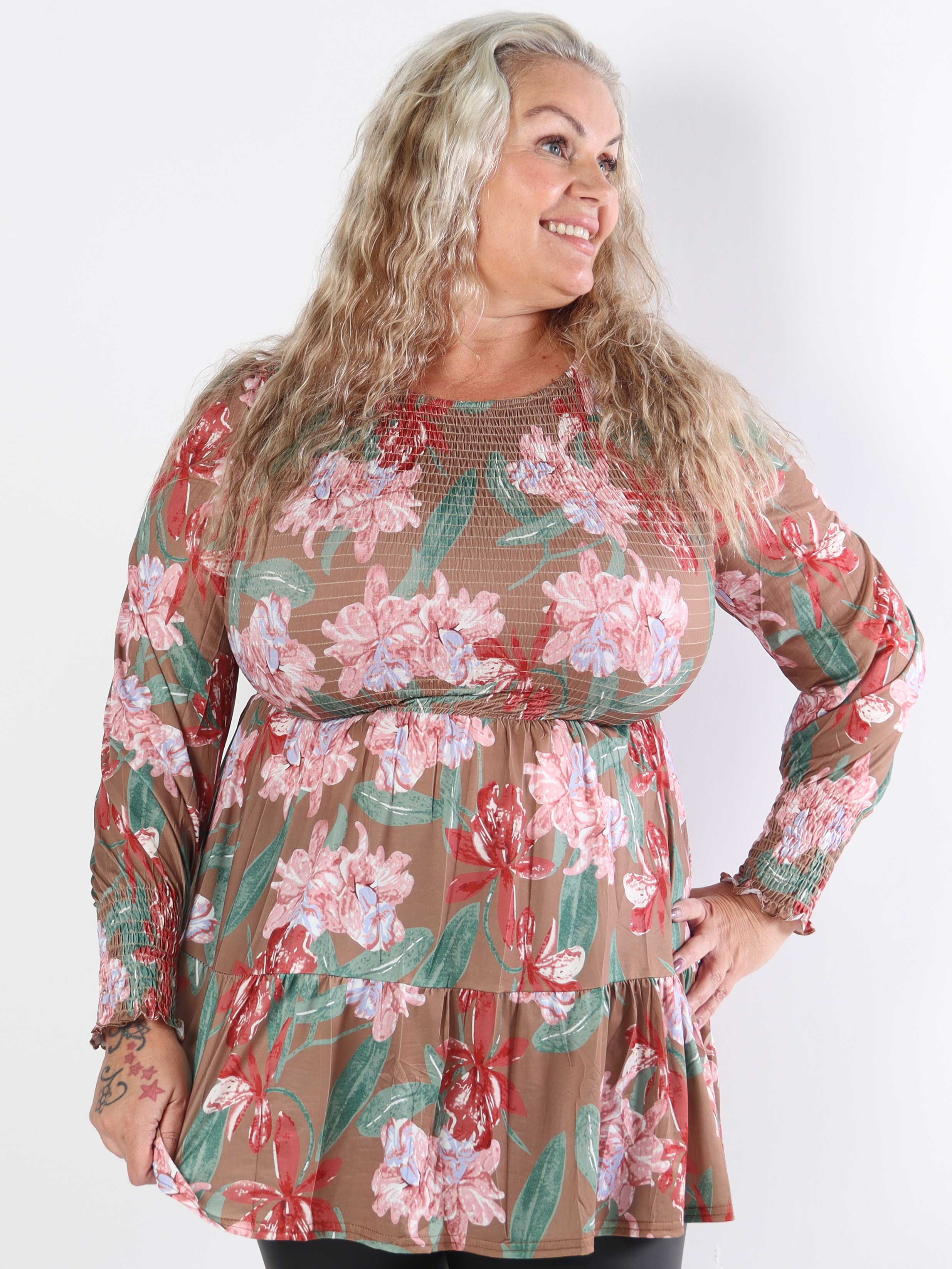 Kelly Flower Shirt - Elastisk plus size-blus med smock över bröstet