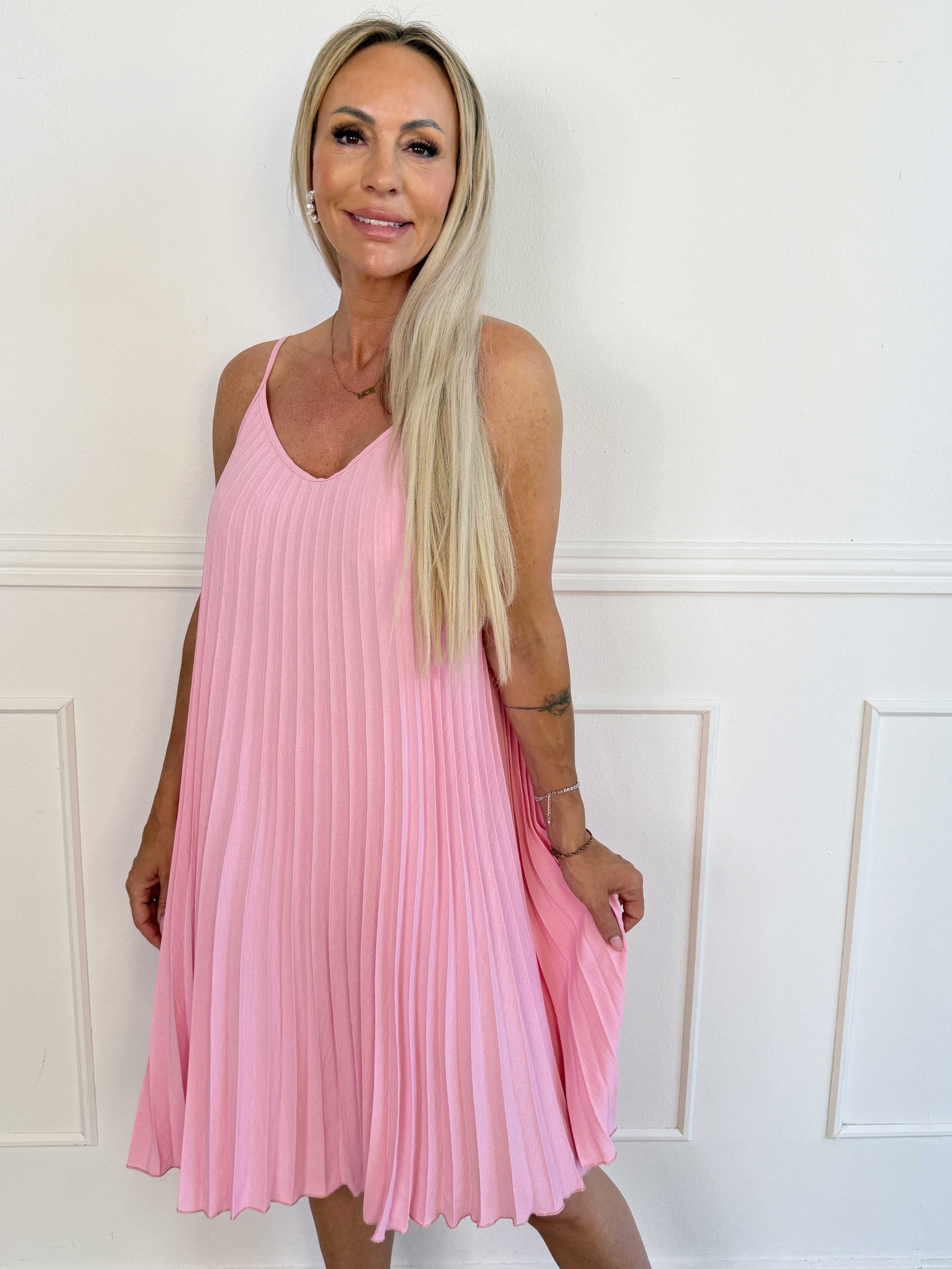 Tonia Short - Elegant plisseret stropkjole i en blød og let viskoseblanding