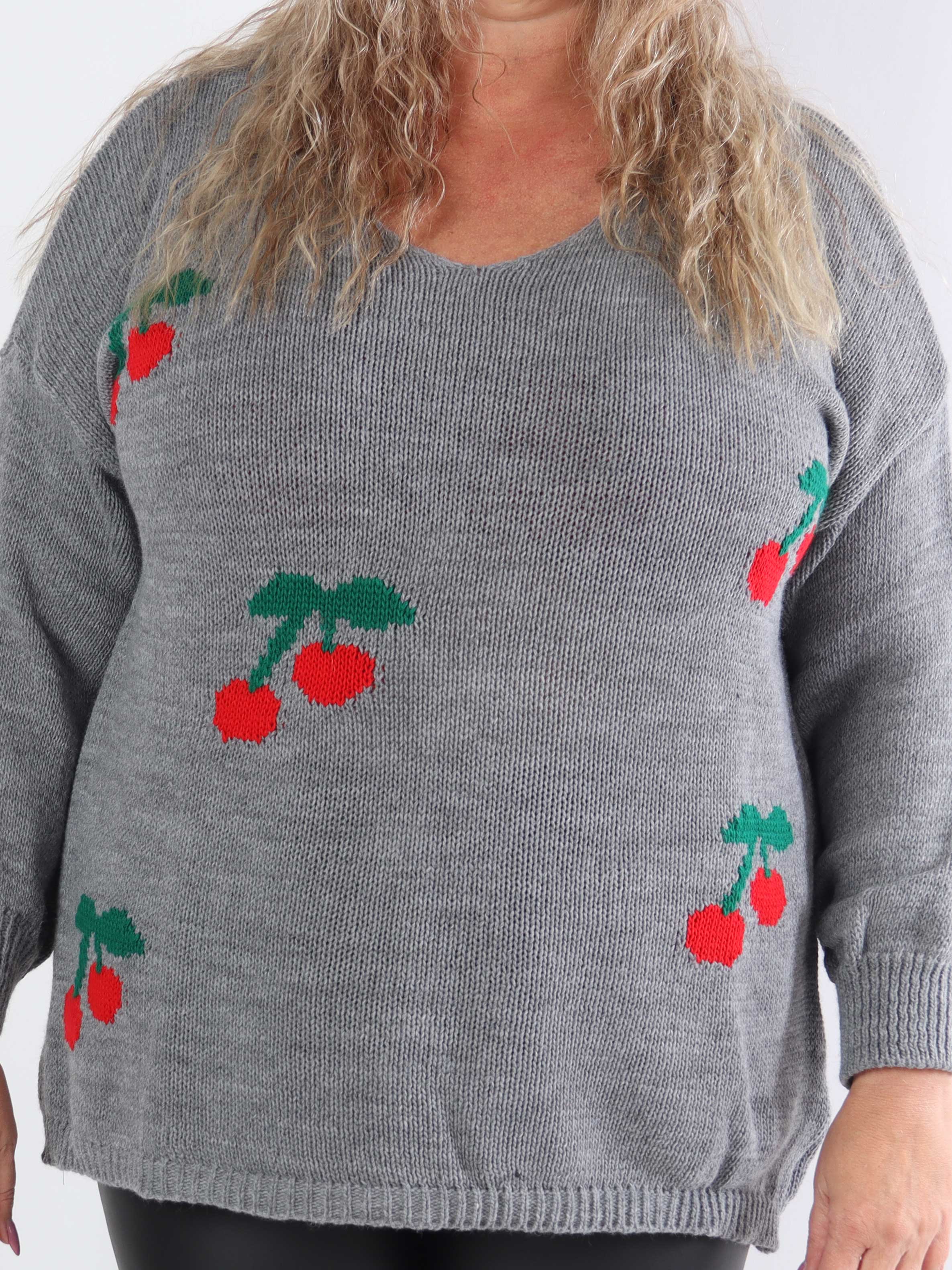 Cherry - Stickad blus i plus size med körsbär