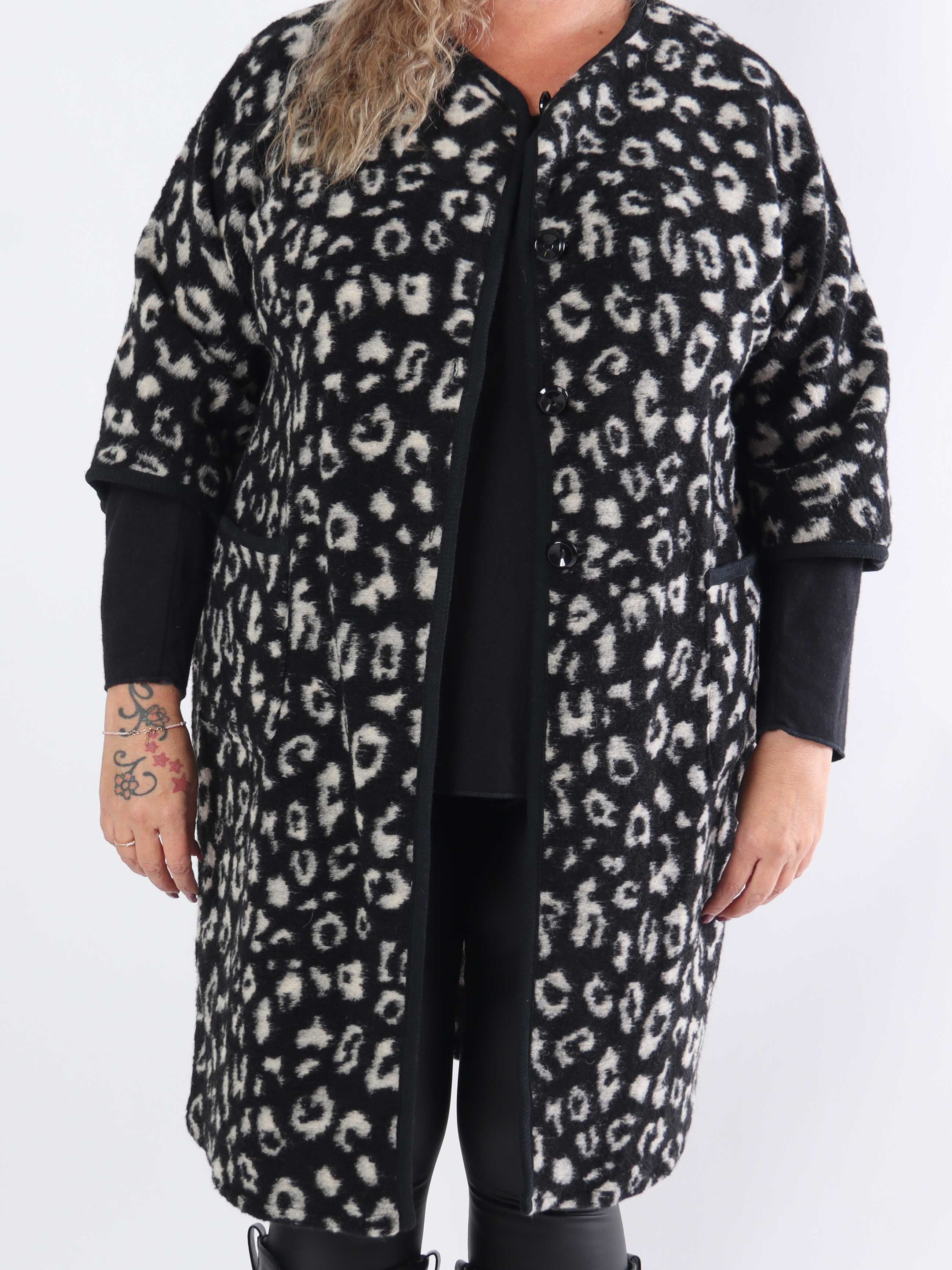 Arianna Leo- Plus size-kappa i leopardmönster med ullfoder