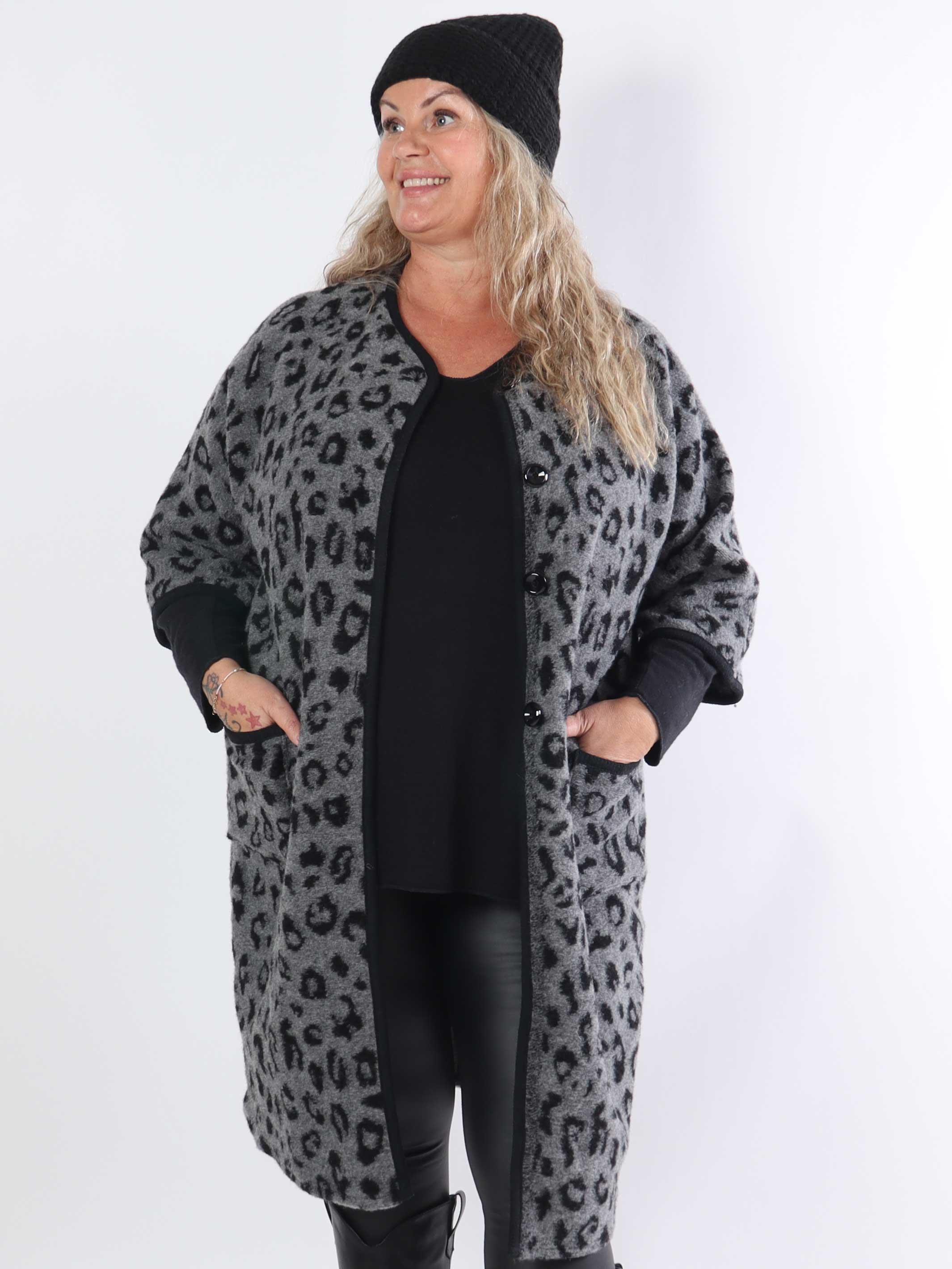 Arianna Leo- Plus size-kappa i leopardmönster med ullfoder