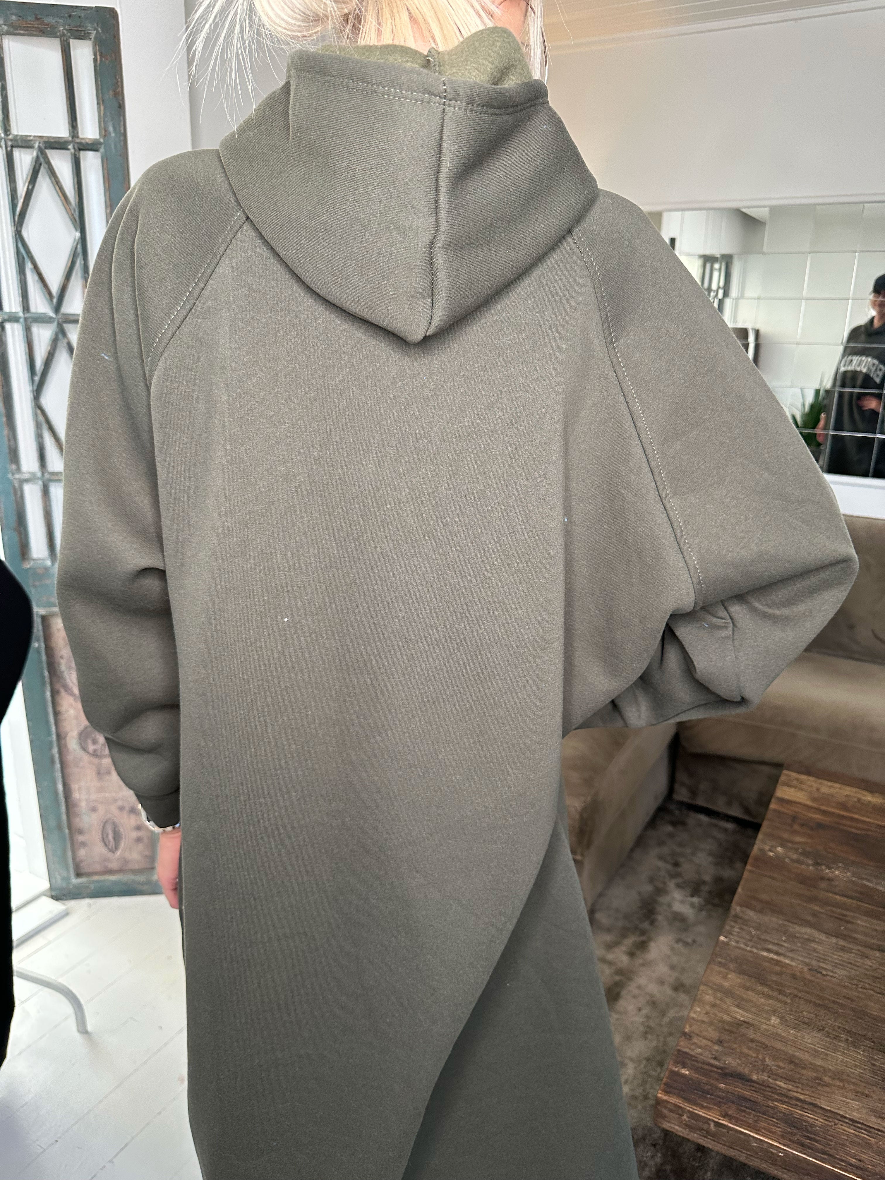 Angela - Lång hoodie-klänning i bomull med tryck på bröstet