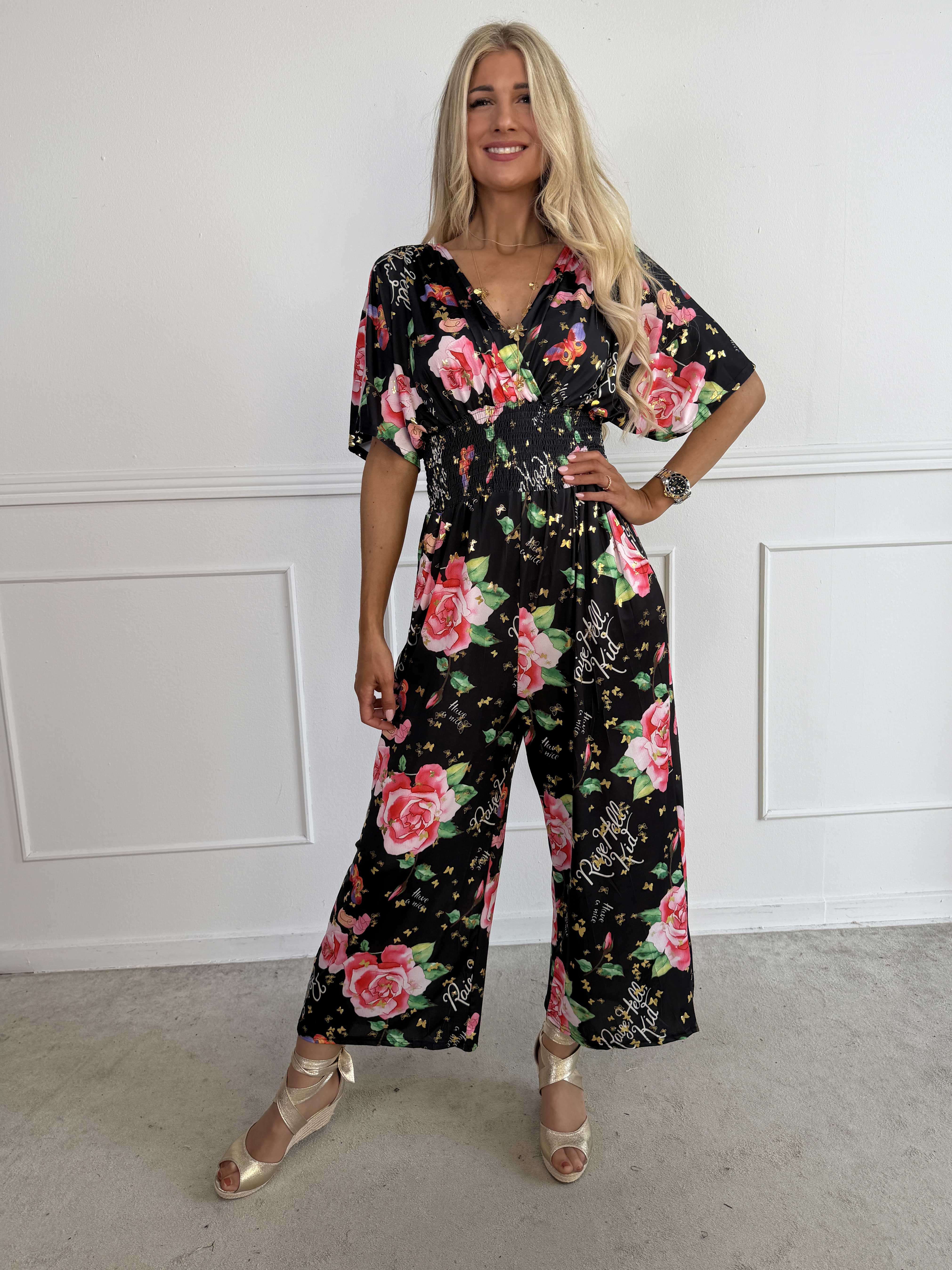 Pams Raise Jumpsuit - Plus size buksedragt med blomsterr og guldsommerfugle