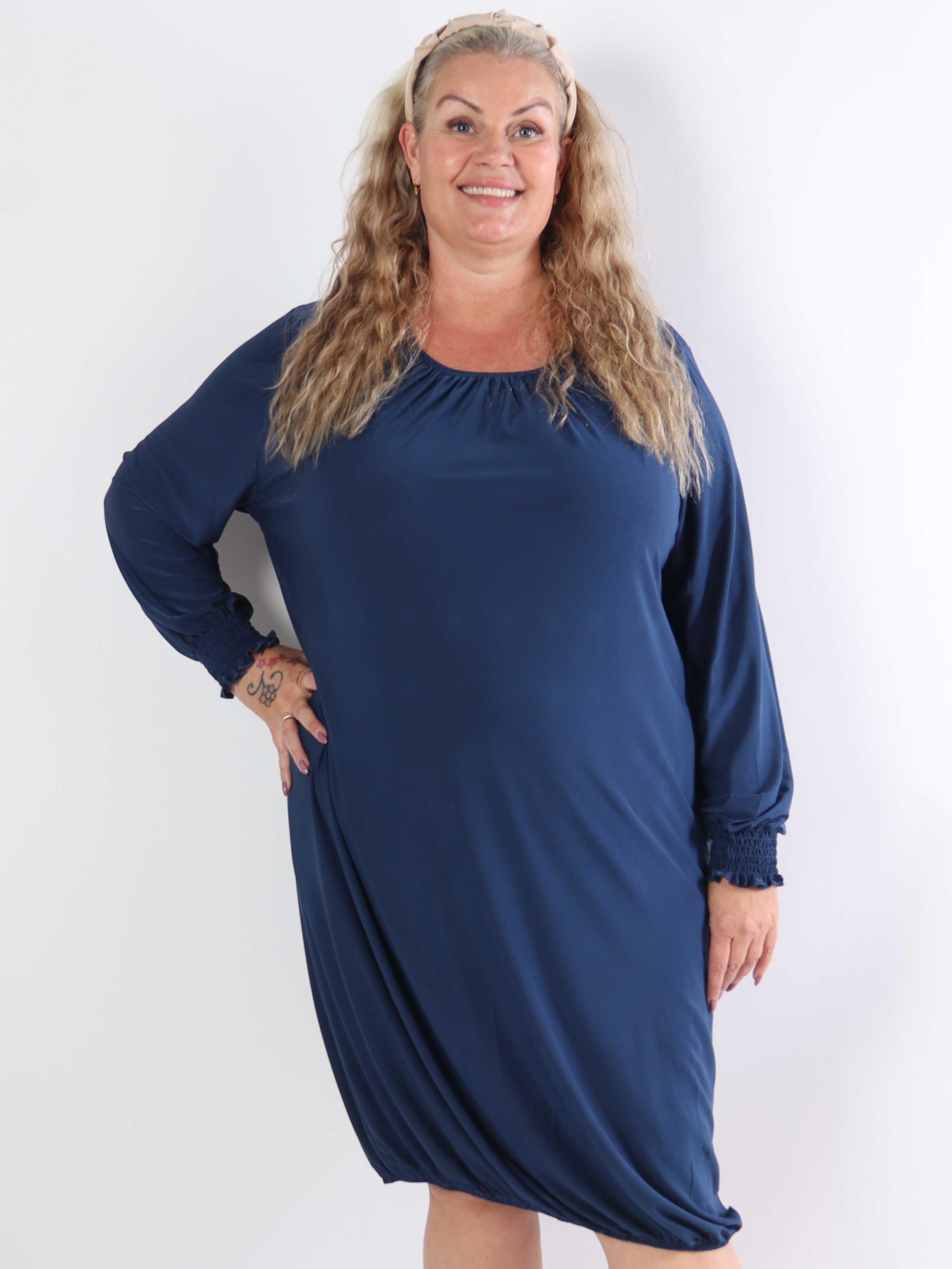 Miracle Plain Dress L/S - Elastisk plus size-klänning med långa ärmar