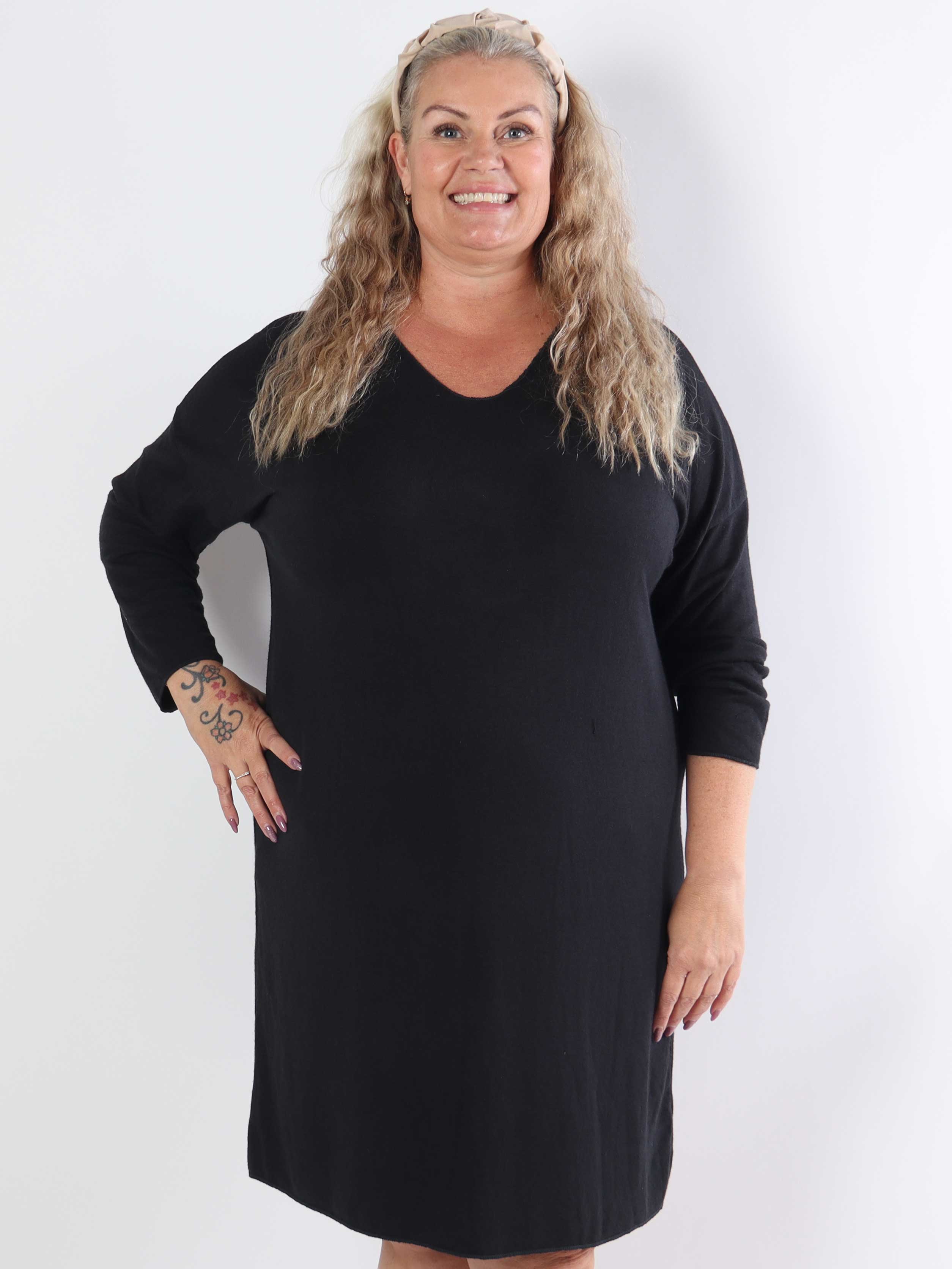 Djamila Long - Mega mjuk plus size-klänning i viskos med v-ringning