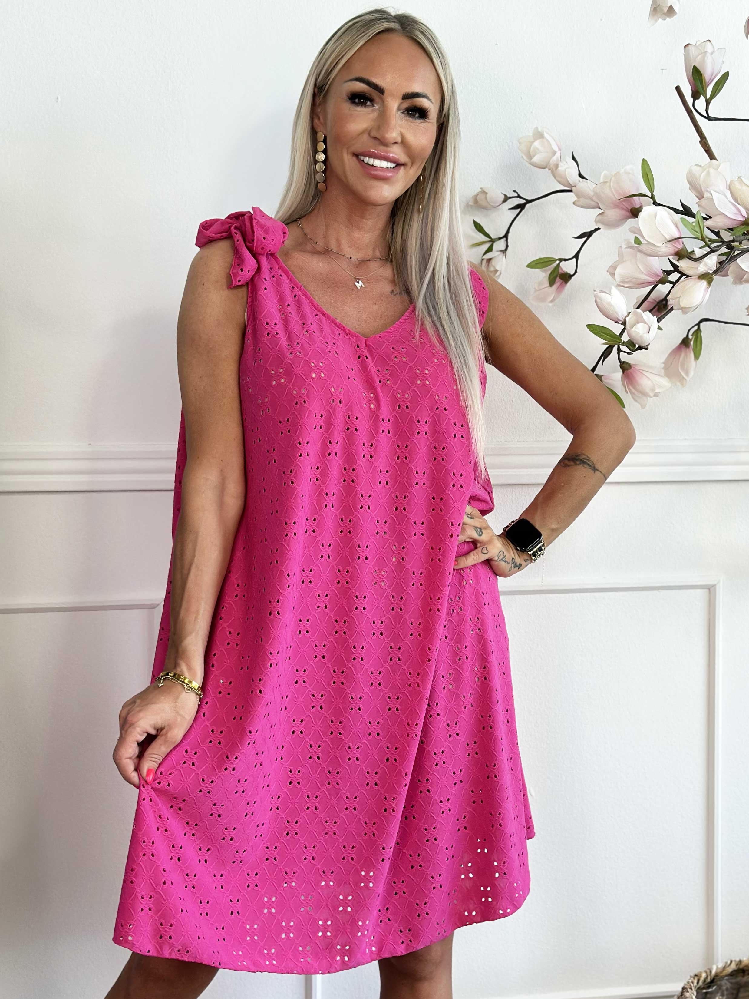 Likas - Mjuk och stretchig bandklänning med broderie anglaise