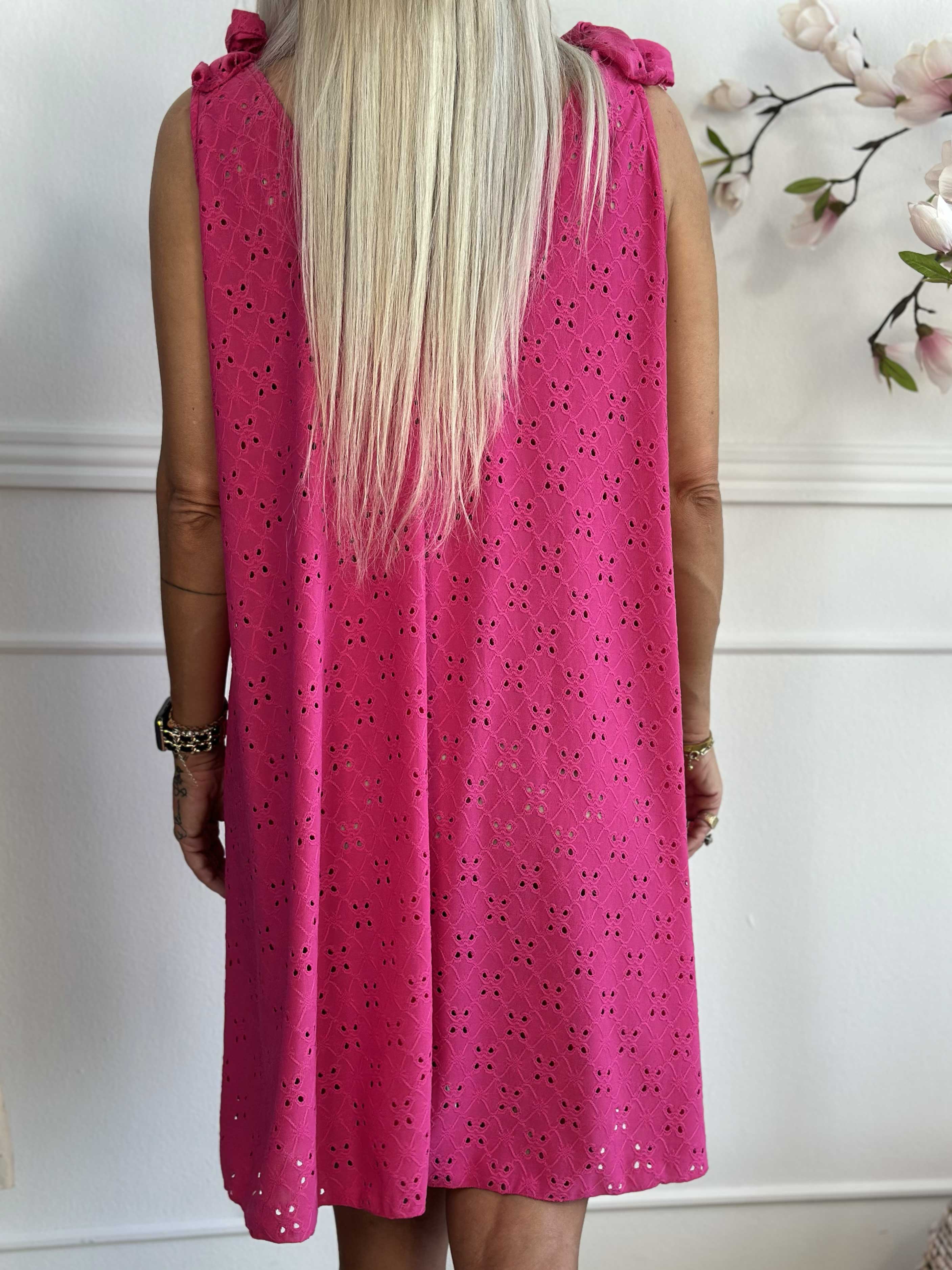 Likas - Mjuk och stretchig bandklänning med broderie anglaise