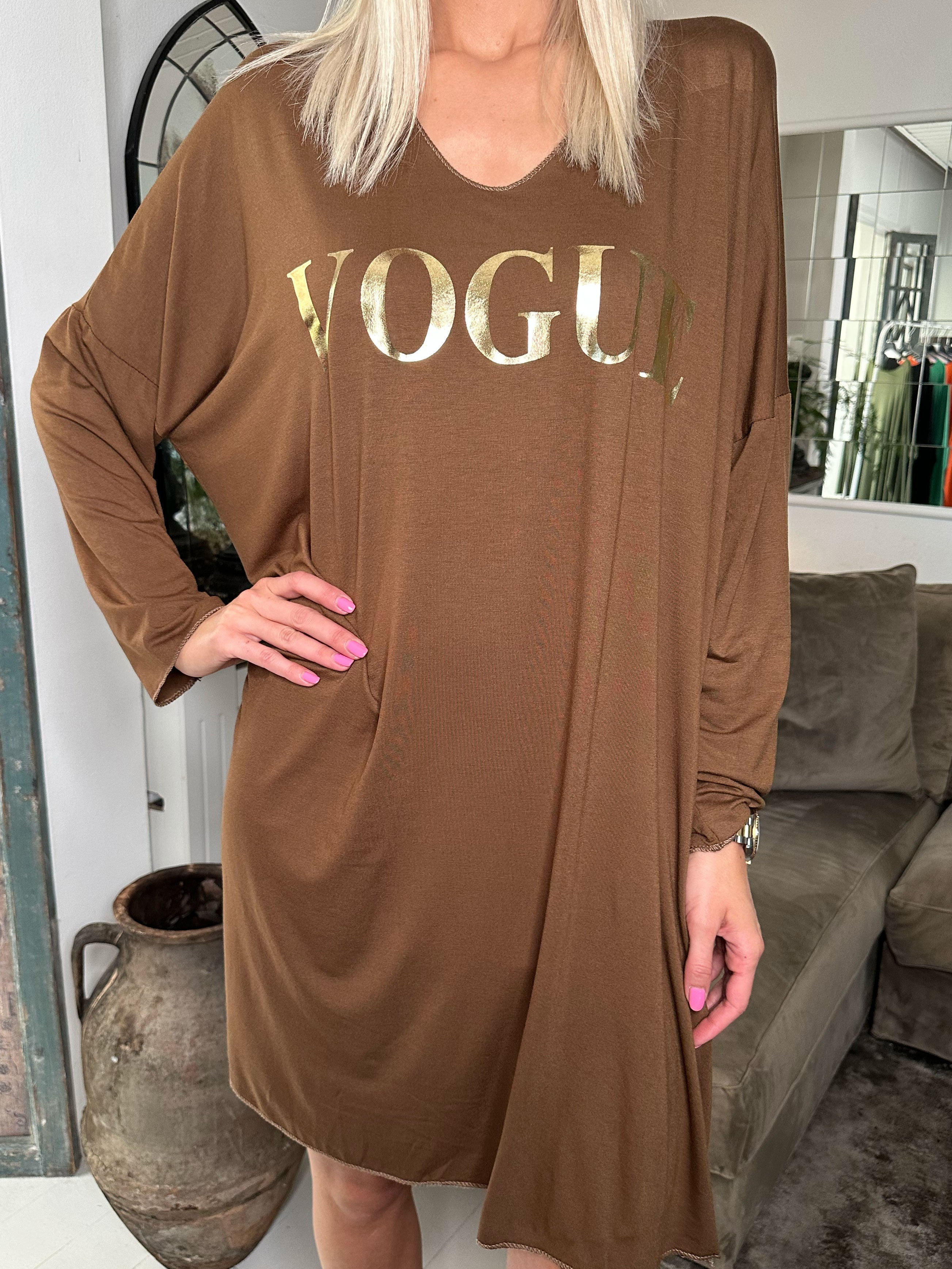 Vogue Long Sleeve - Långärmad klänning i viskos med guldskrift