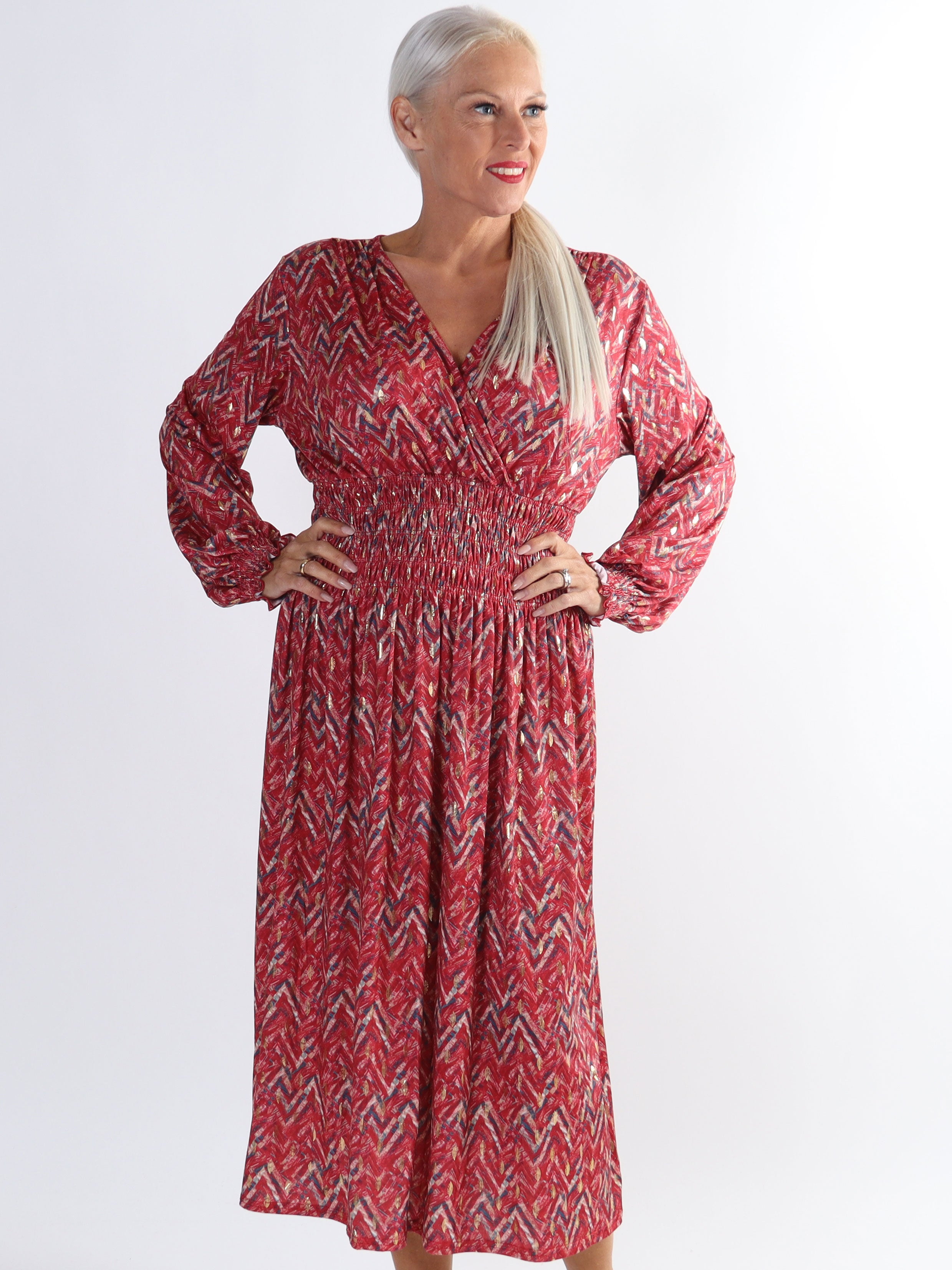 Pams ZigZag Midi L/S - Plus size klänning i skrynkelfritt tyg med långa ärmar