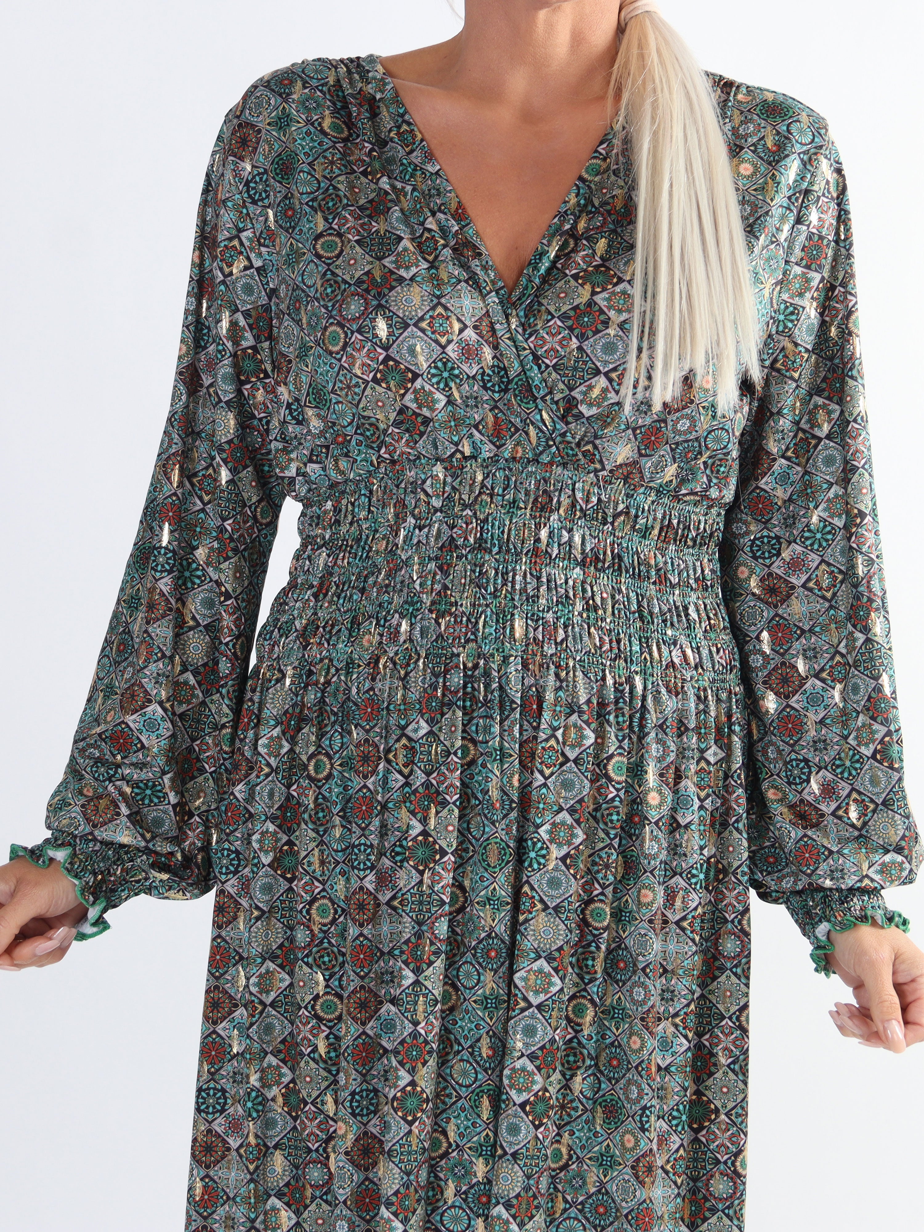 Pams Mosaic Midi L/S - Plus size klänning i skrynkelfritt tyg med långa ärmar