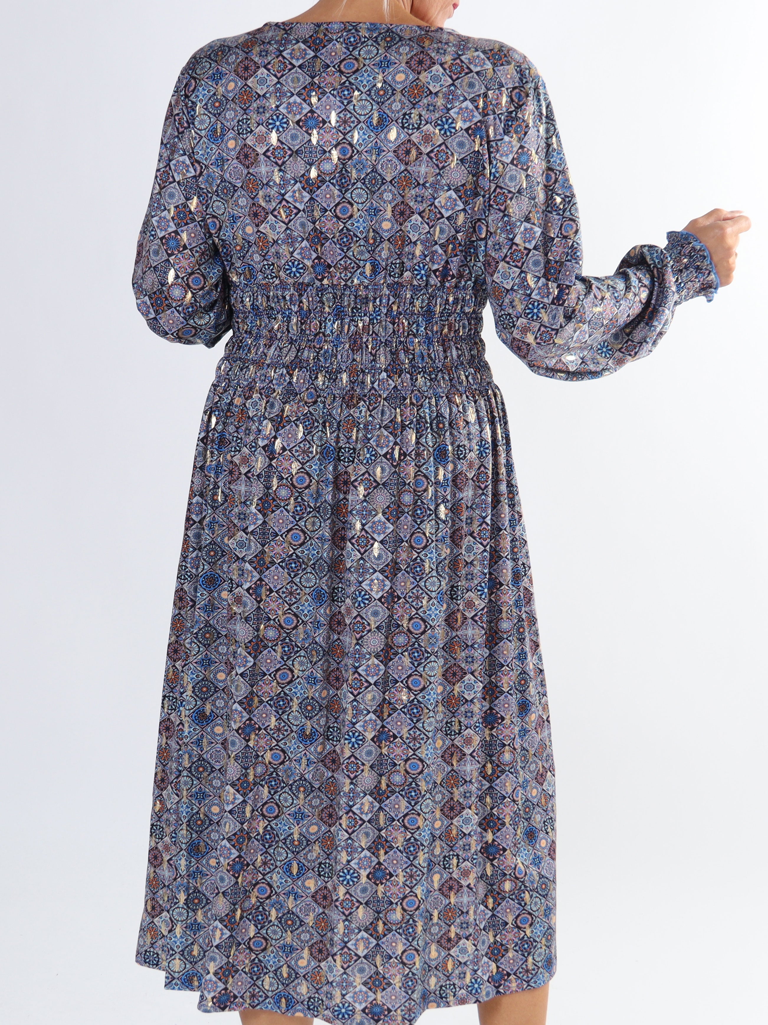 Pams Mosaic Midi L/S - Plus size klänning i skrynkelfritt tyg med långa ärmar