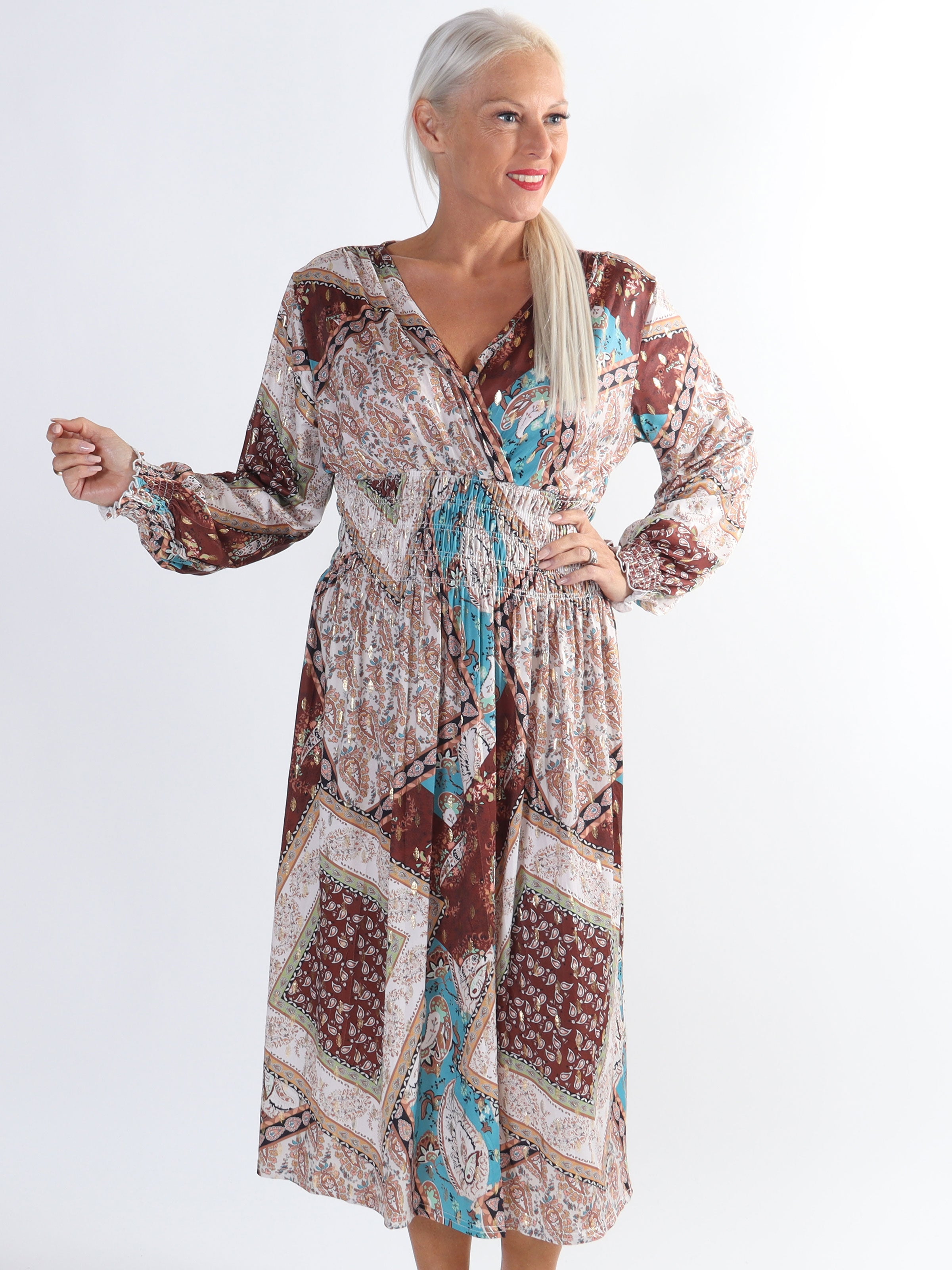 Pams Paisley Midi L/S - Plus size klänning i skrynkelfritt tyg med långa ärmar