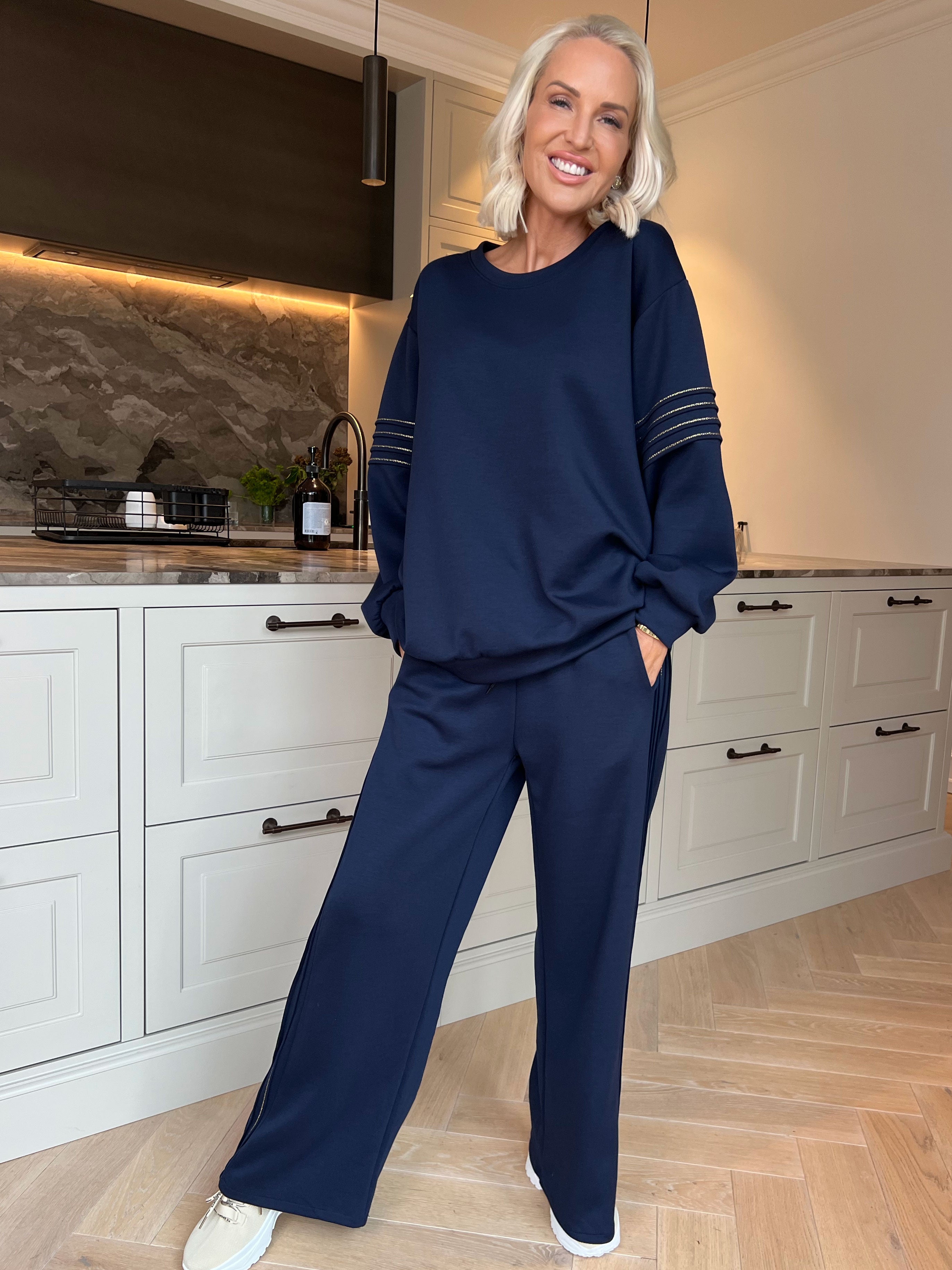 Dream – Mjukt plus size träningsoverallset i viskos med eleganta gulddetaljer