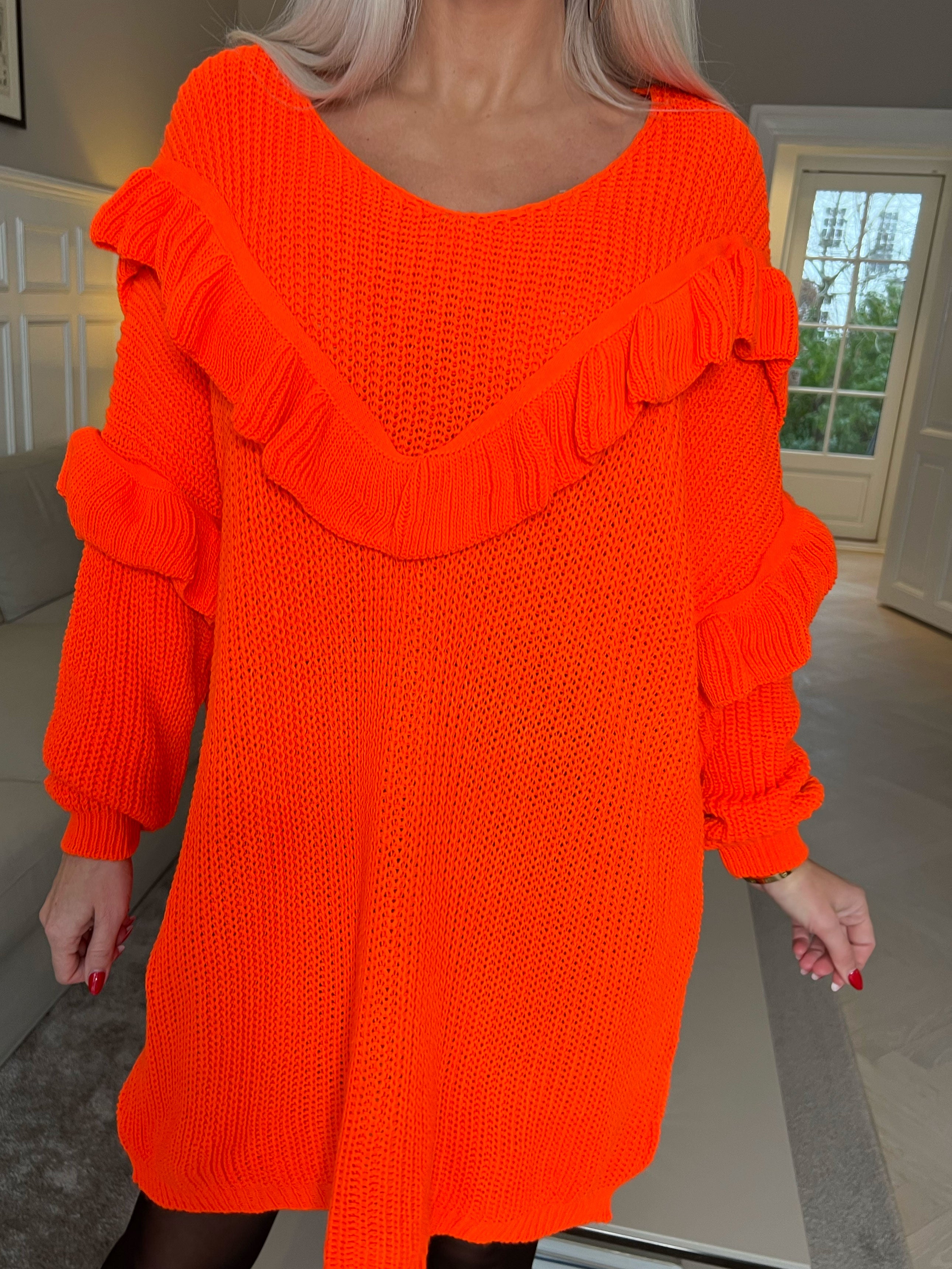 Ellis Dress - Snygg stickad klänning med fina volangdetaljer