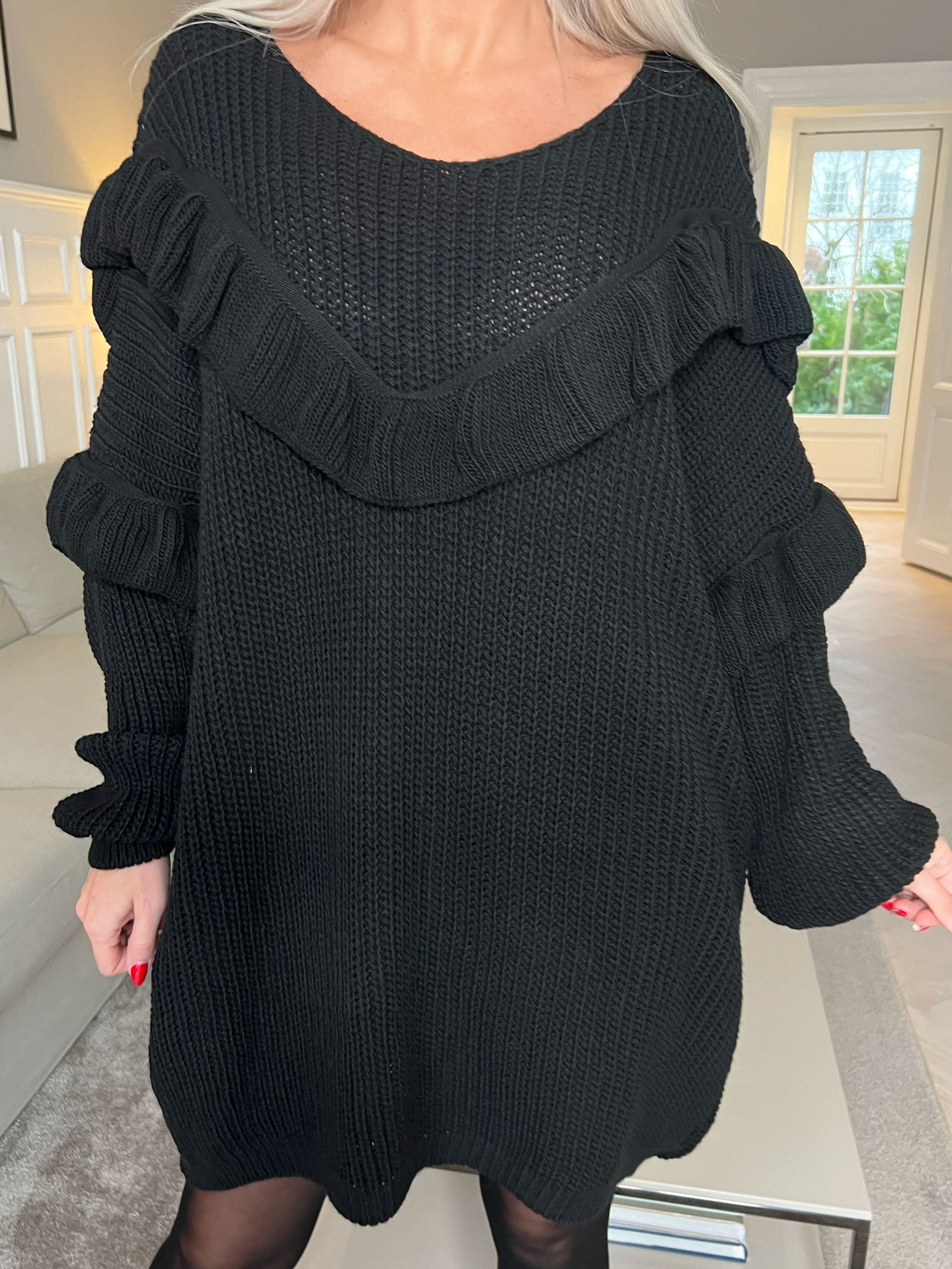 Ellis Dress - Snygg stickad klänning med fina volangdetaljer