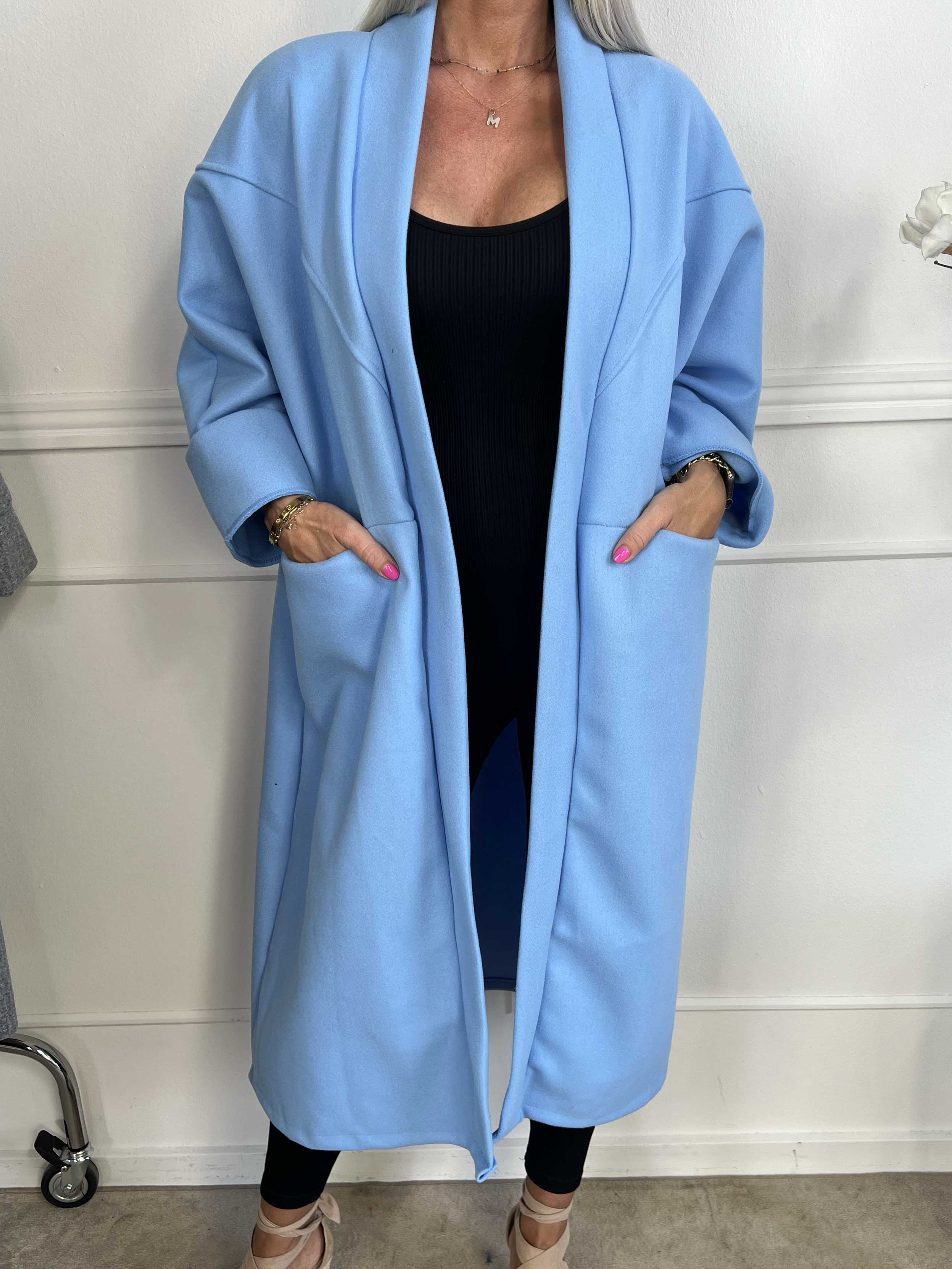 Annah - Oversized kappa med tydliga sömmar och fickor