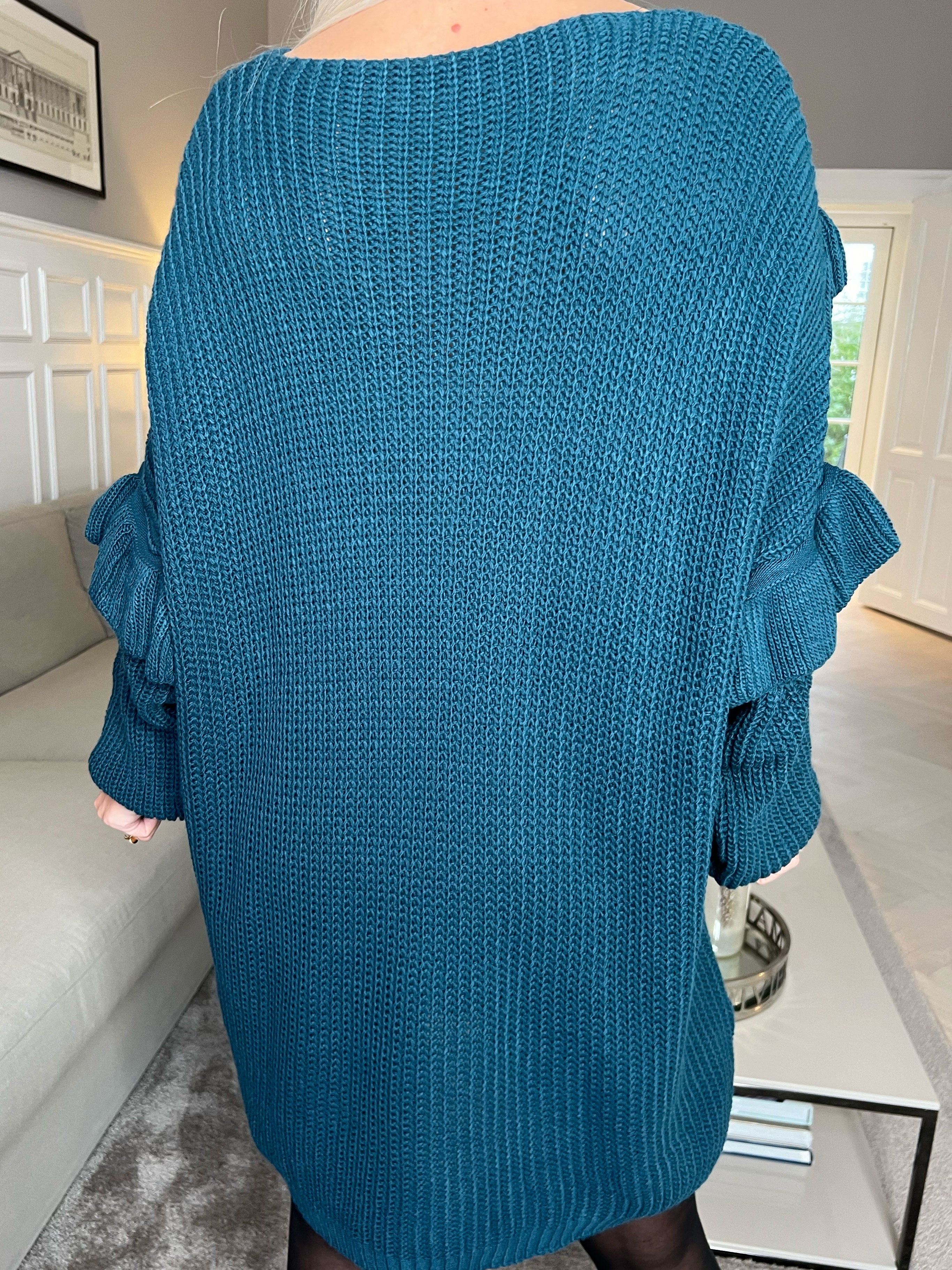Ellis Dress - Snygg stickad klänning med fina volangdetaljer