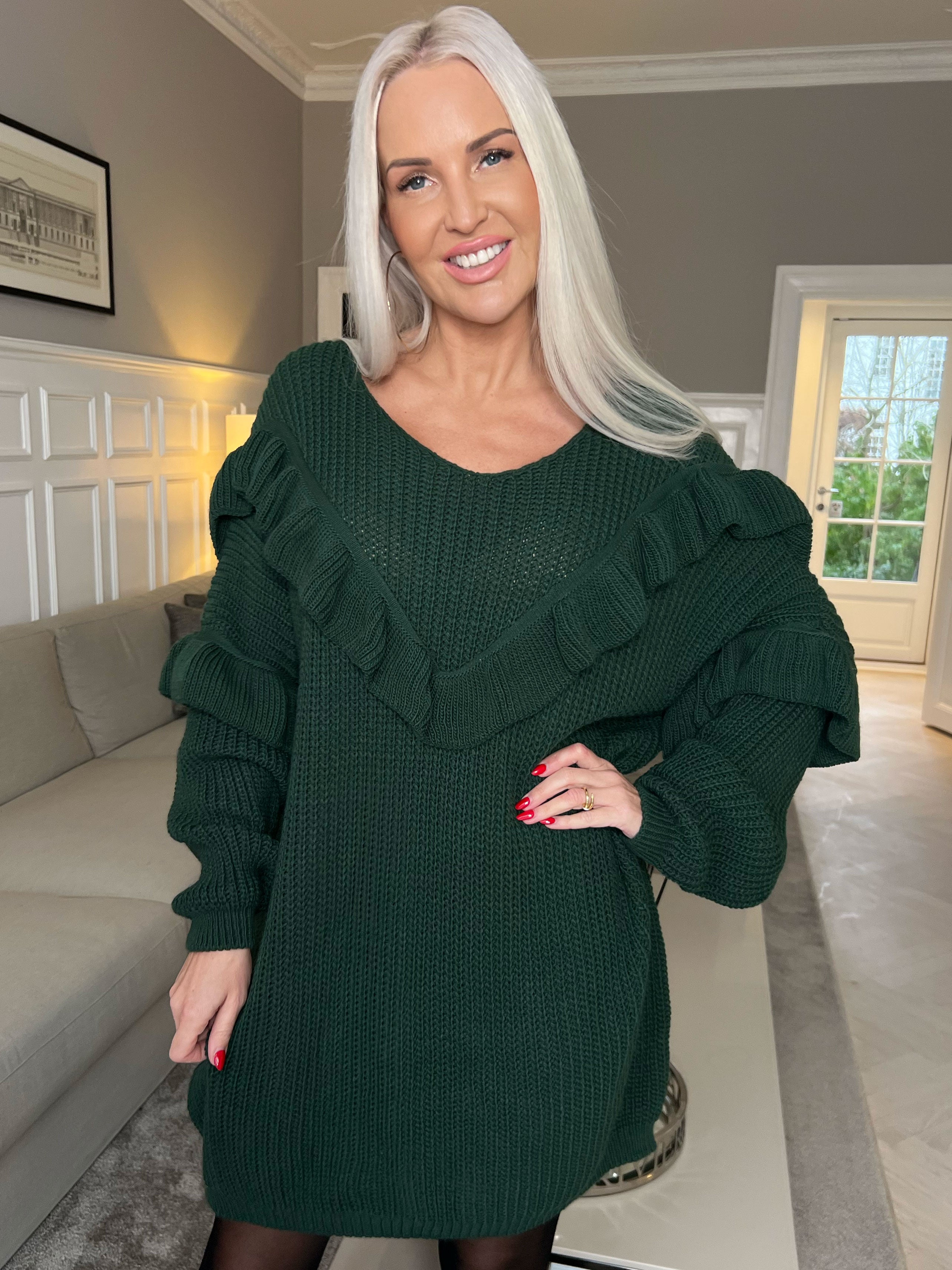Ellis Dress - Snygg stickad klänning med fina volangdetaljer