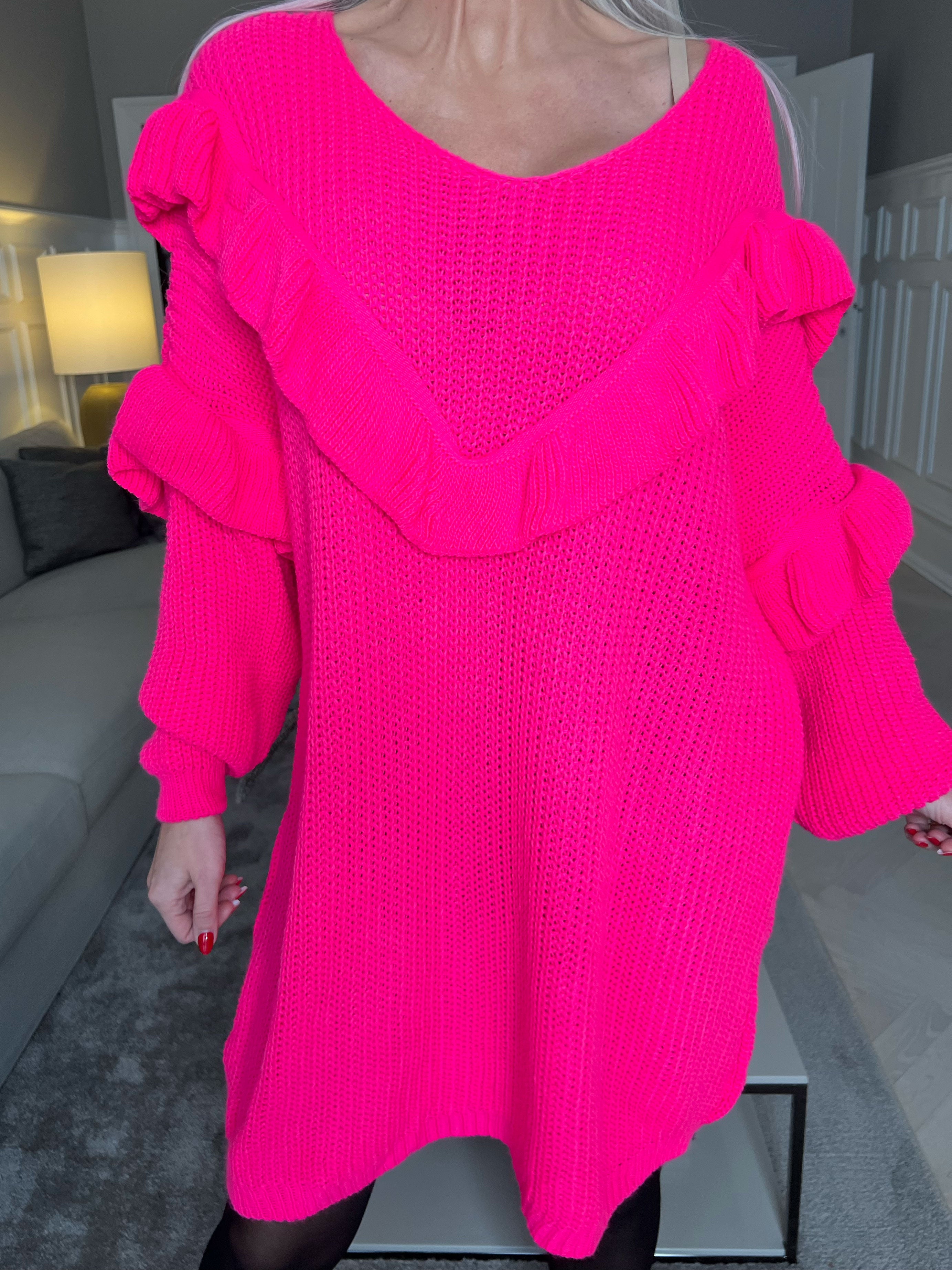 Ellis Dress - Snygg stickad klänning med fina volangdetaljer