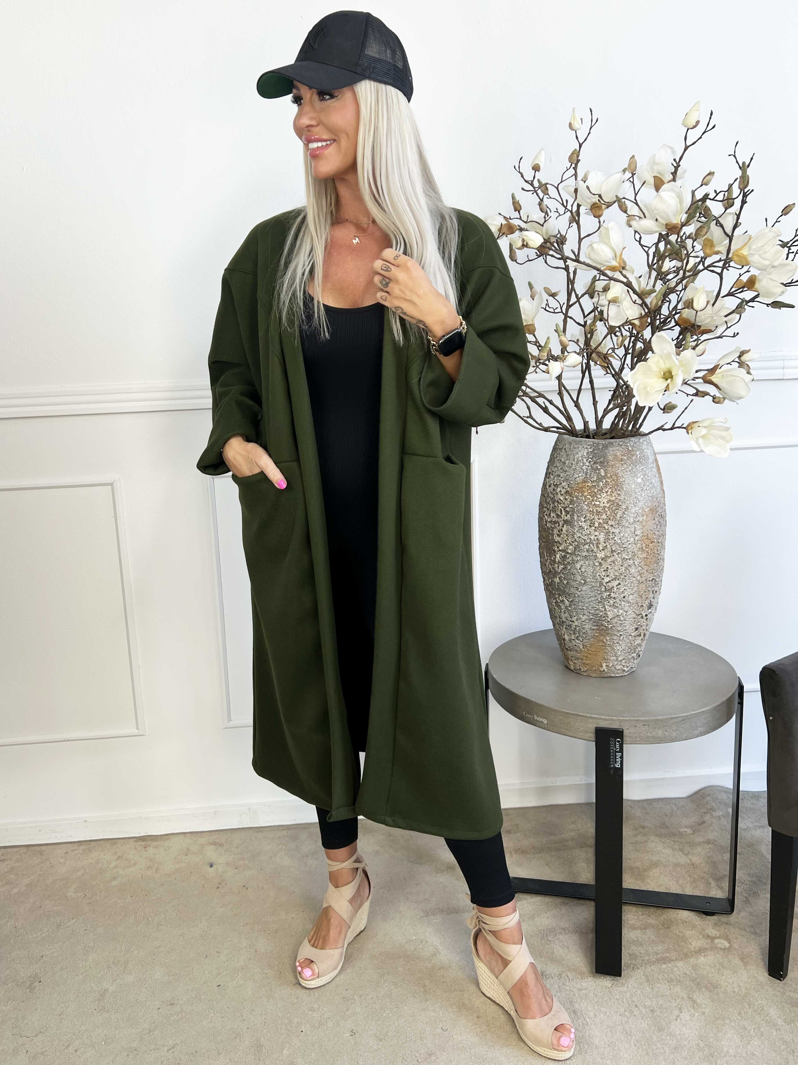 Annah - Oversized kappa med tydliga sömmar och fickor