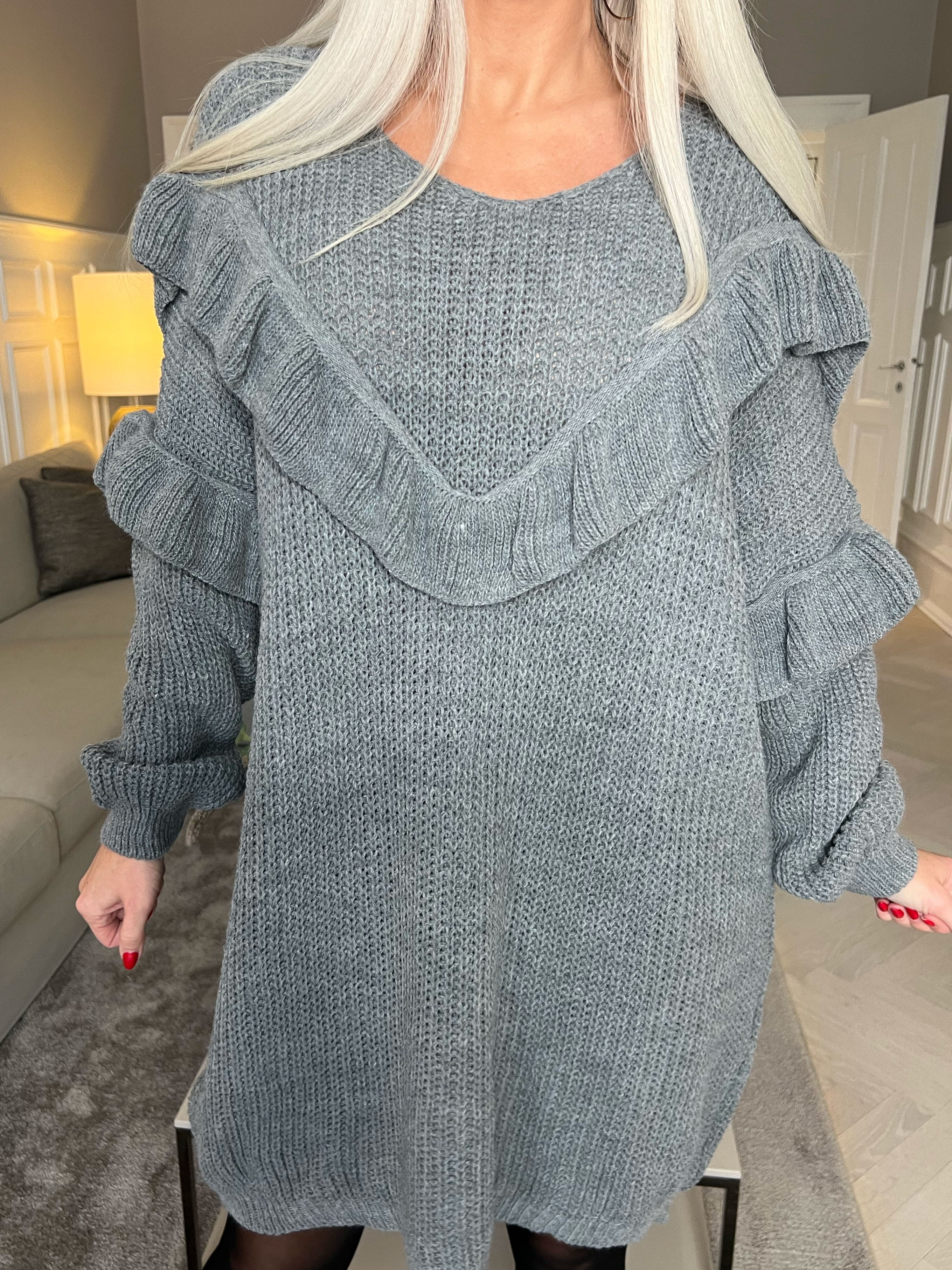 Ellis Dress - Snygg stickad klänning med fina volangdetaljer