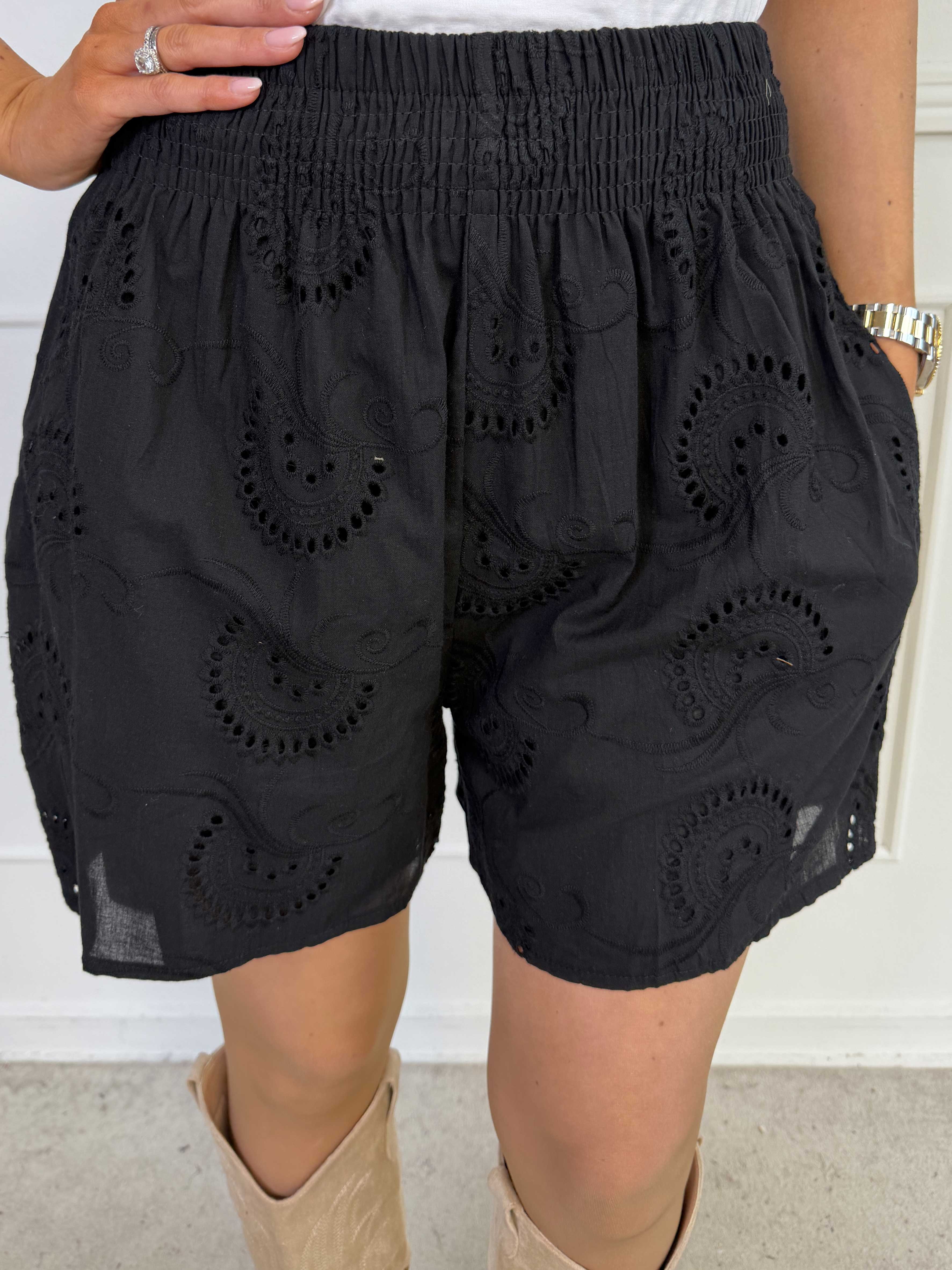 Pams Broderie Shorts - Højtaljede shorts i broderie anglaise