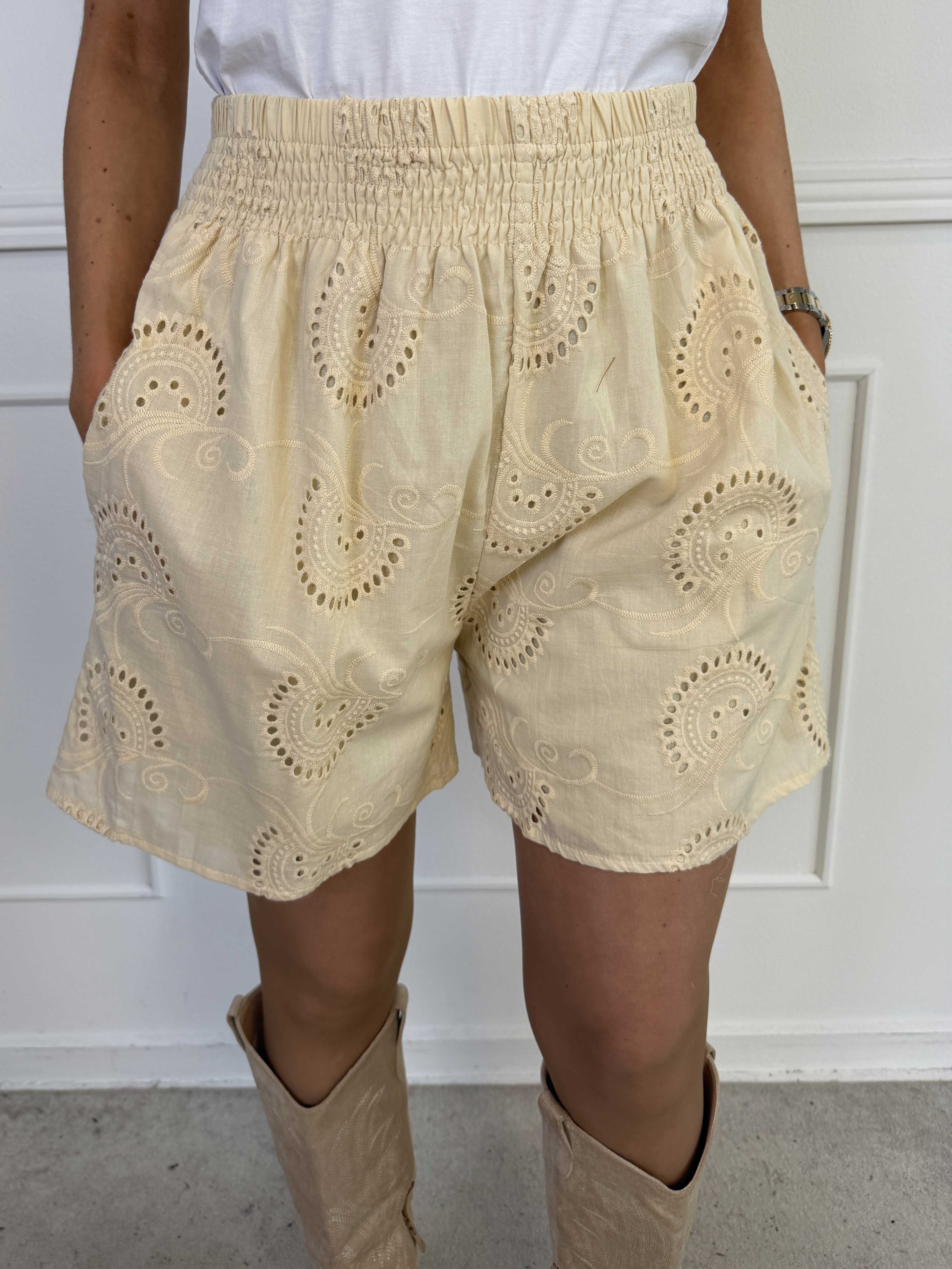 Pams Broderie Shorts - Højtaljede shorts i broderie anglaise