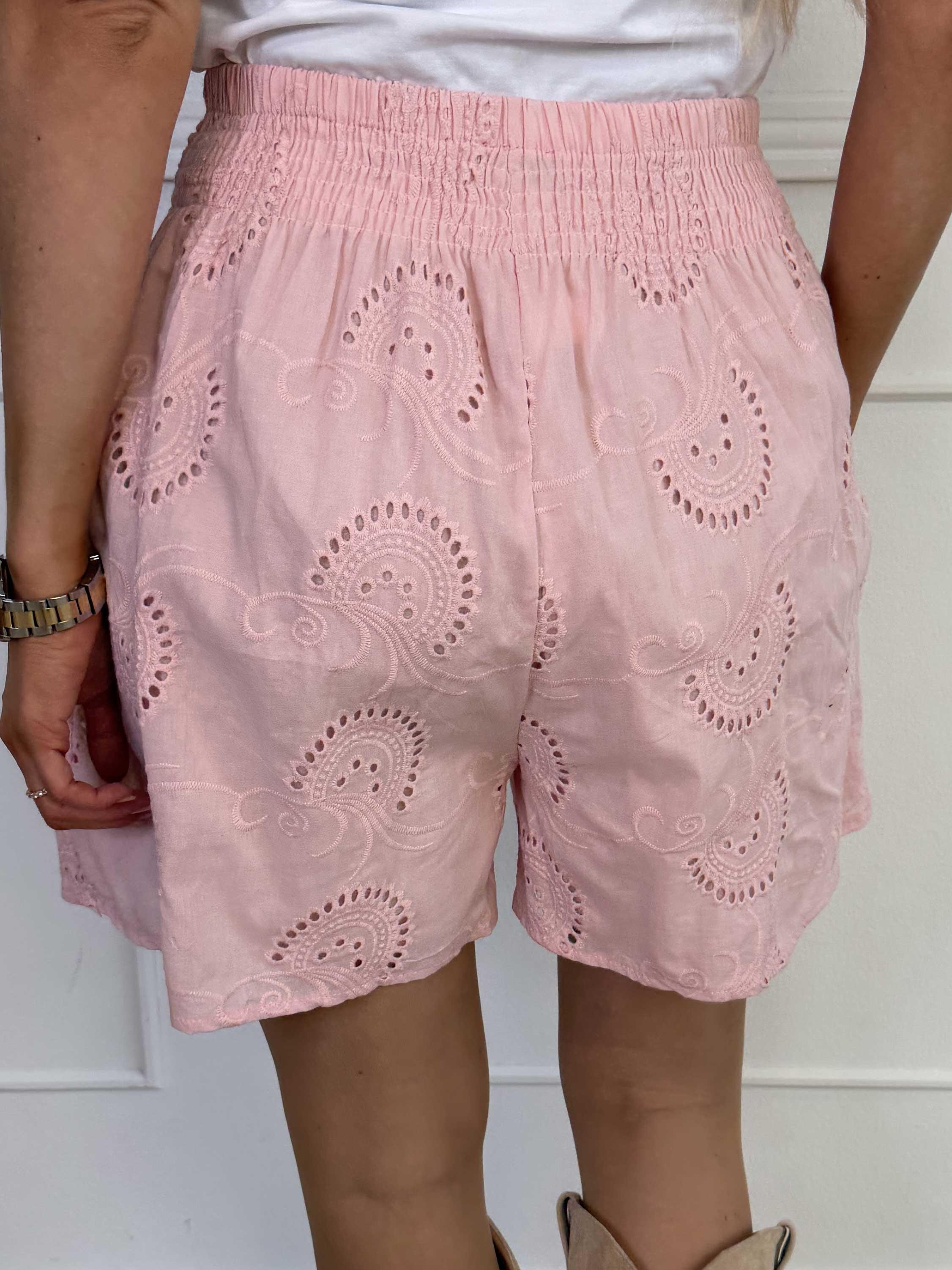 Pams Broderie Shorts - Højtaljede plus size shorts i broderie anglaise