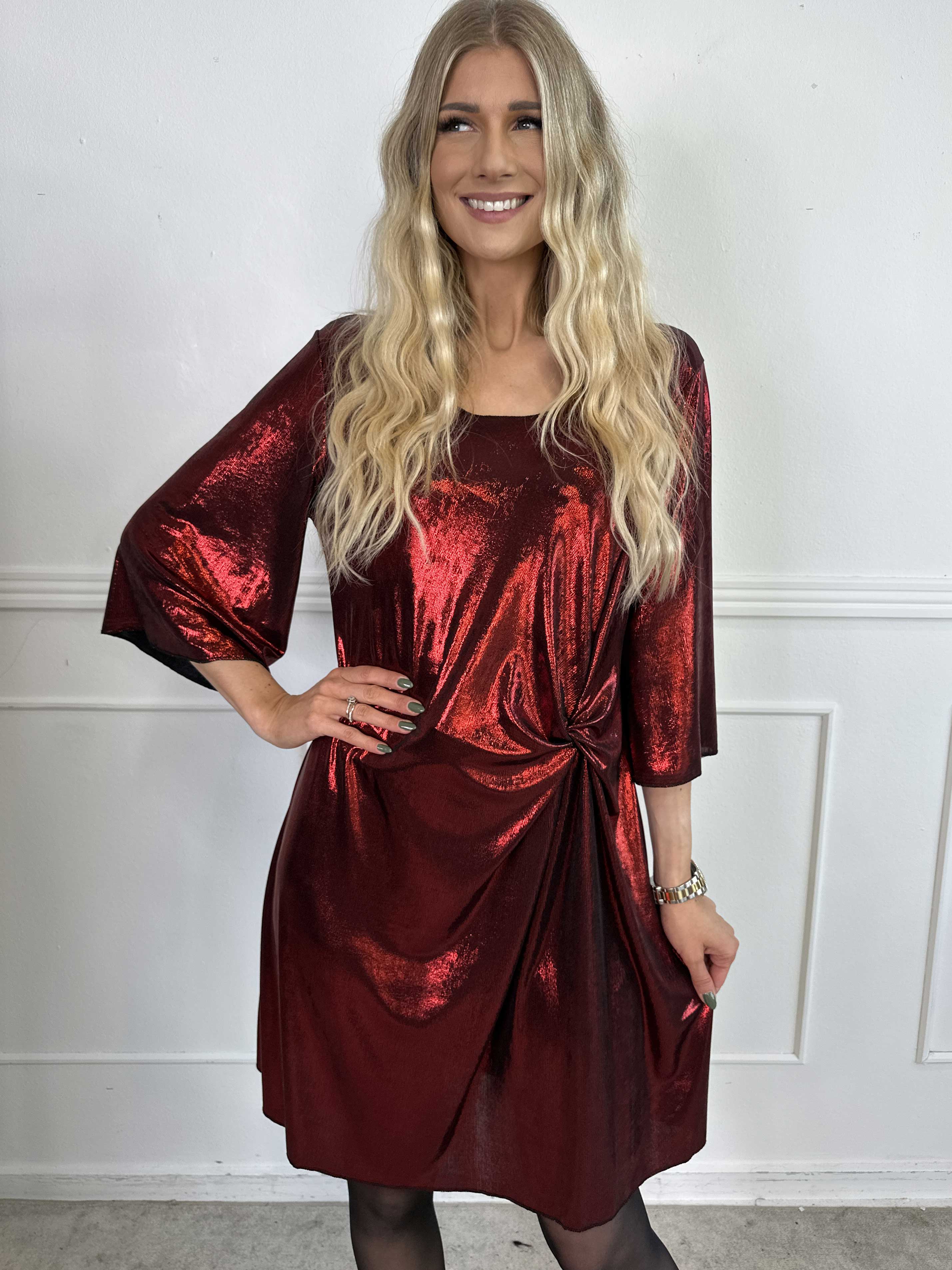 Roxy - Klänning i glansigt material med elegant knytdetalj